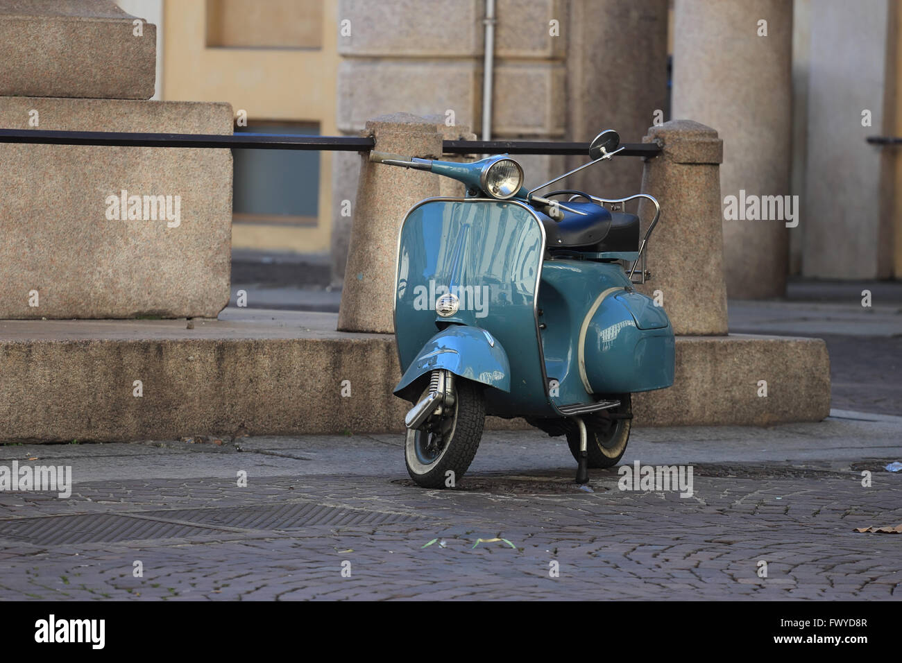 Ancien moteur italien-scooter en milieu urbain Banque D'Images