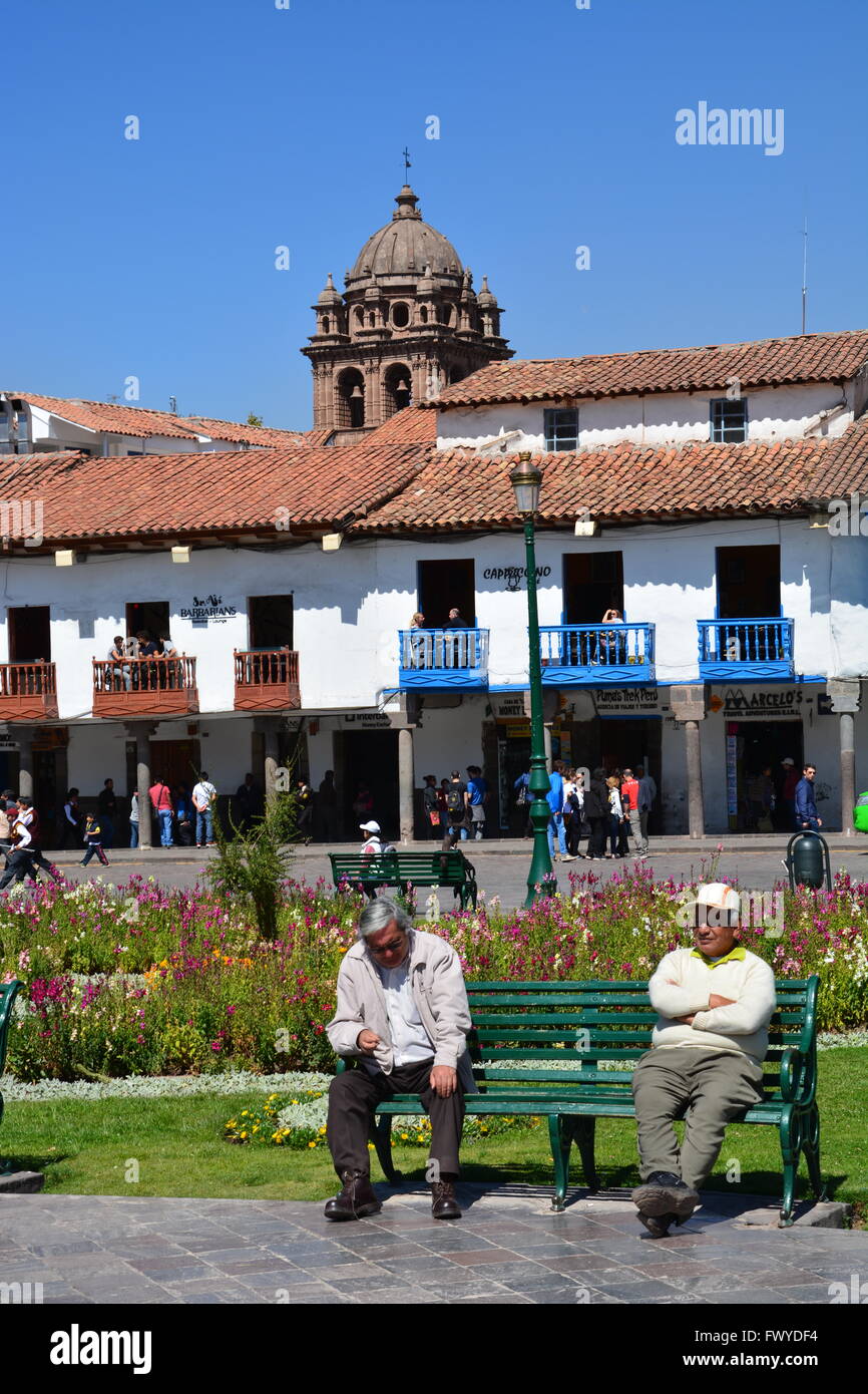 Deux vieux hommes prennent une pause sur un banc de parc dans la Plaza de Armas de Cusco au Pérou. Banque D'Images
