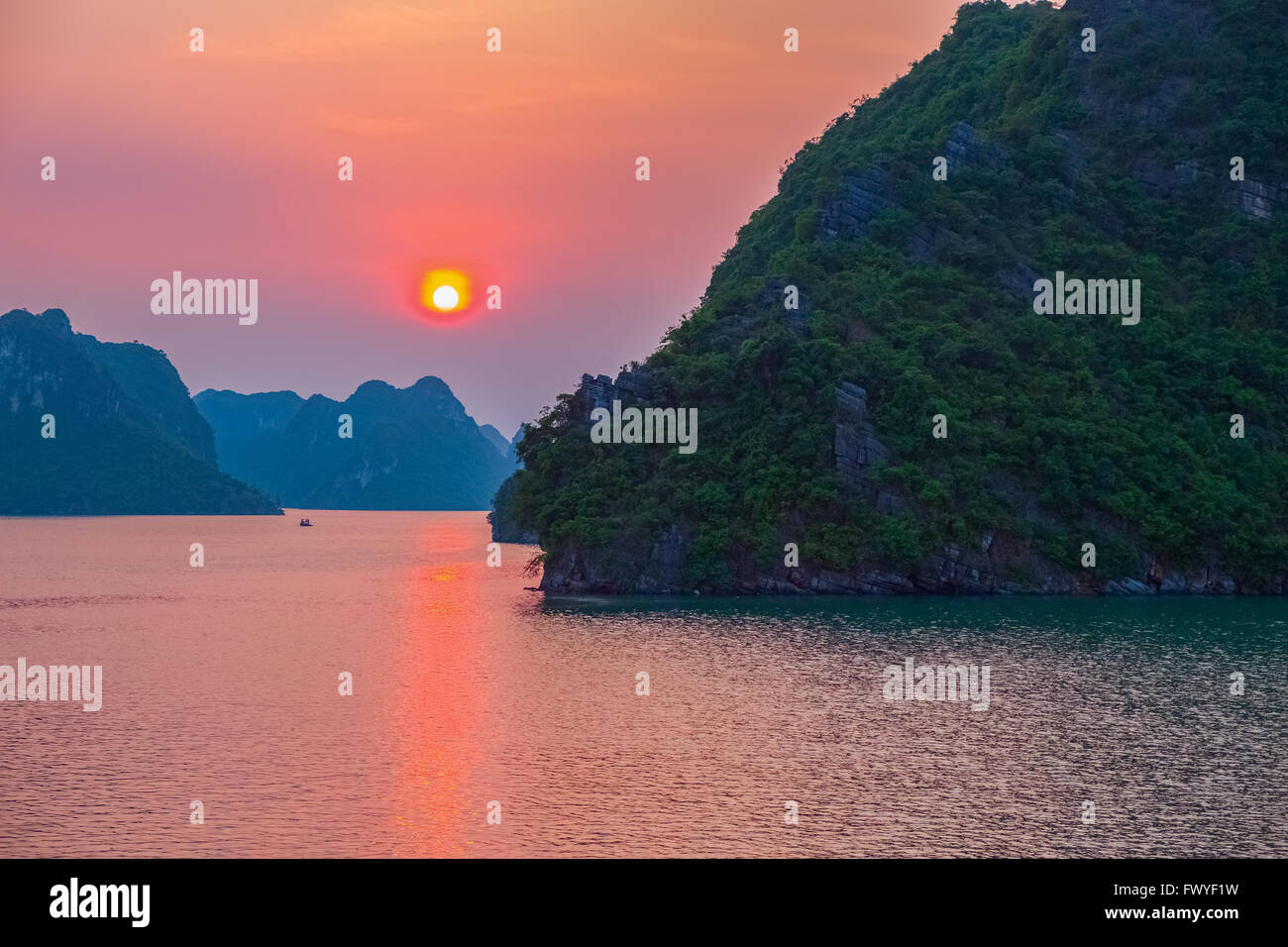 Coucher de soleil violet dans la baie d'Halong, Vietnam, Asie du sud-est Banque D'Images