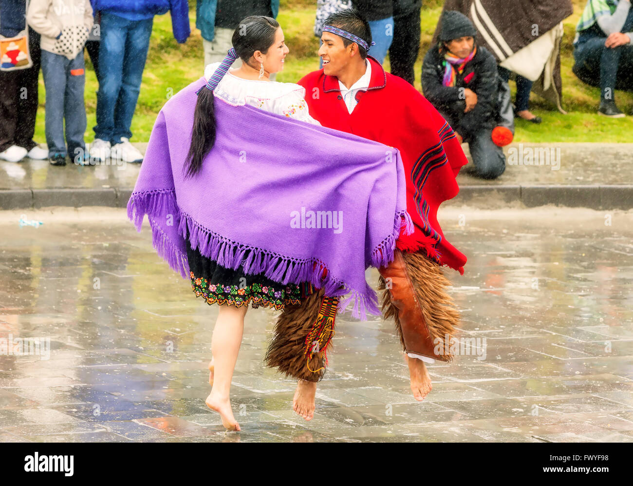 Ingapirca, Equateur - 20 juin 2015 : non identifie les couples célébrant Inti Raymi, adorant un dieu Inca de Ingapirca Banque D'Images