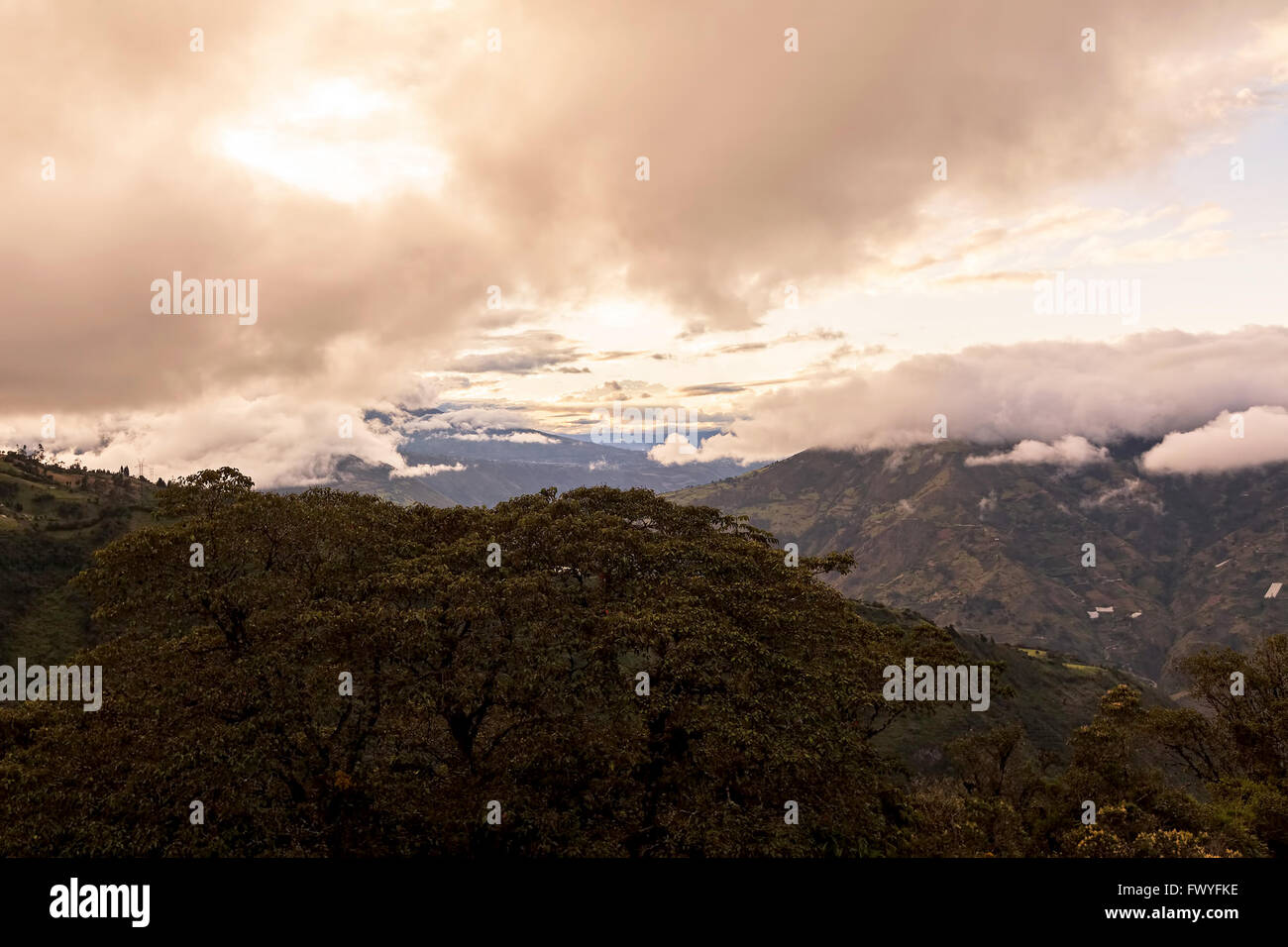 Vue panoramique spectaculaire sur les montagnes des Andes, en Amérique du Sud sous le ciel dramatique au coucher du soleil Banque D'Images