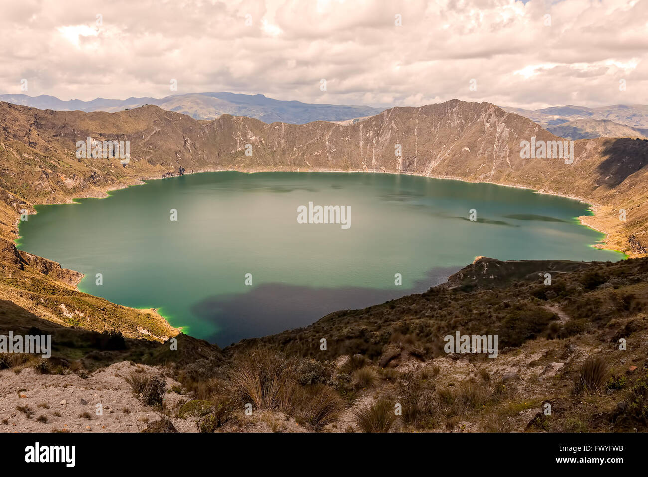 Lac de Quilotoa est la Caldeira remplis d'eau qui a été formé par l'effondrement du volcan après une éruption catastrophique Banque D'Images