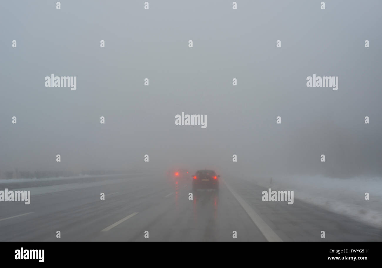 Voitures dans la brume humide, neige mouillée sur l'autoroute A4, la mauvaise visibilité, Thuringe, Allemagne Banque D'Images
