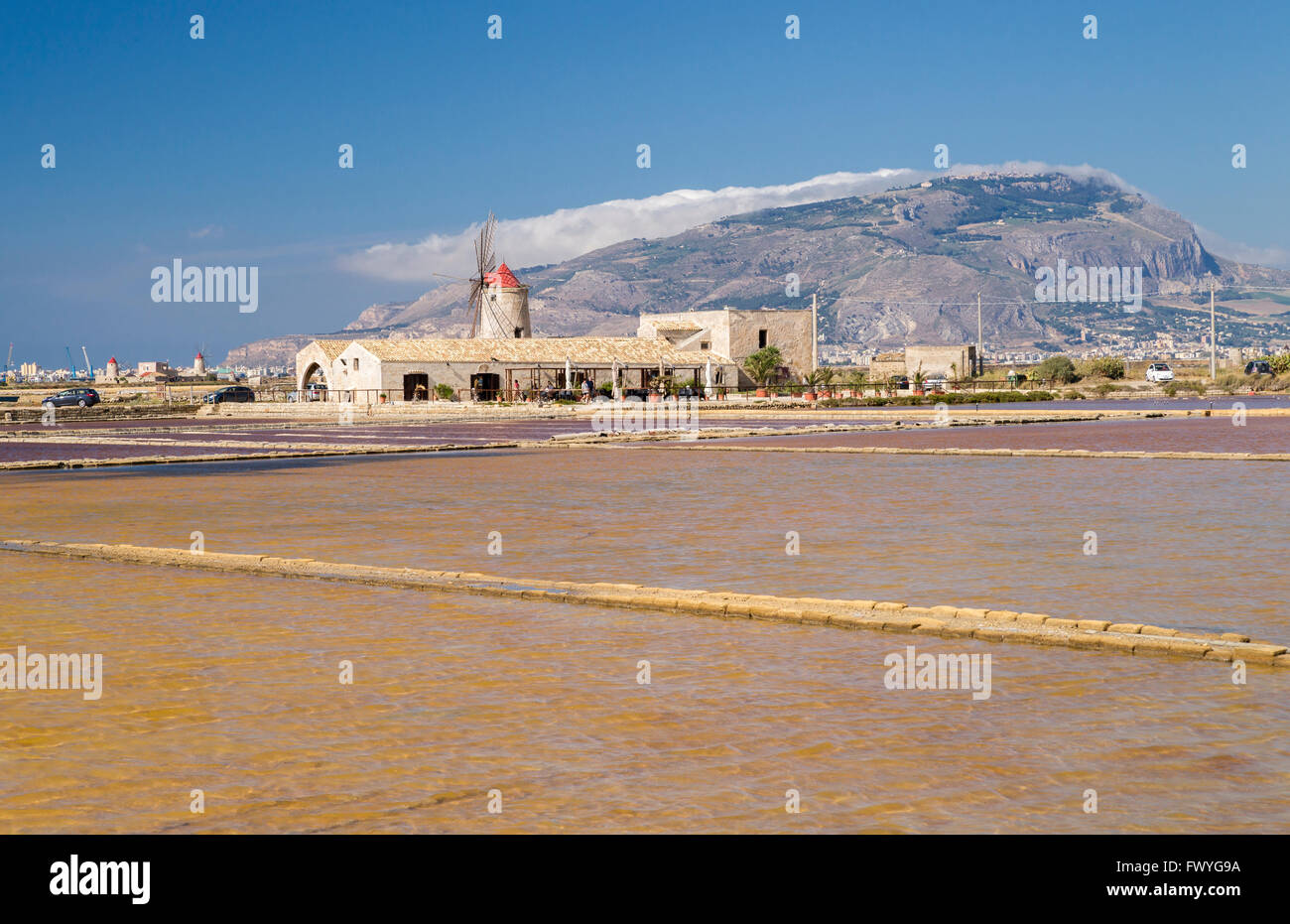 Moulin Derrière Culcasi salines, réserve naturelle des salines de sel des marais, Via del Sale, Route du Sel, Nubia Banque D'Images