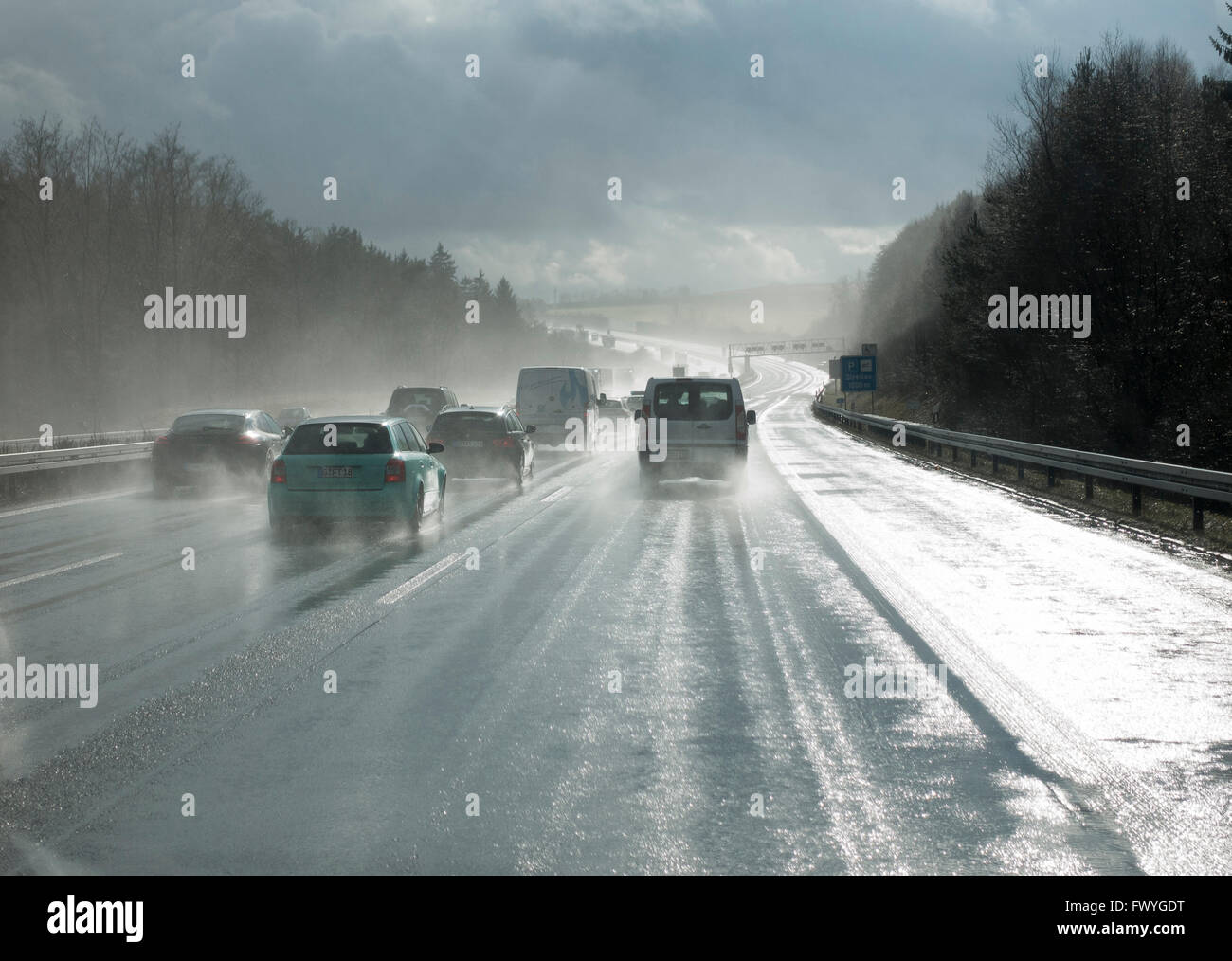 Dépasser les voitures sous la pluie, la mauvaise visibilité, l'autoroute A9, Thuringe, Allemagne Banque D'Images