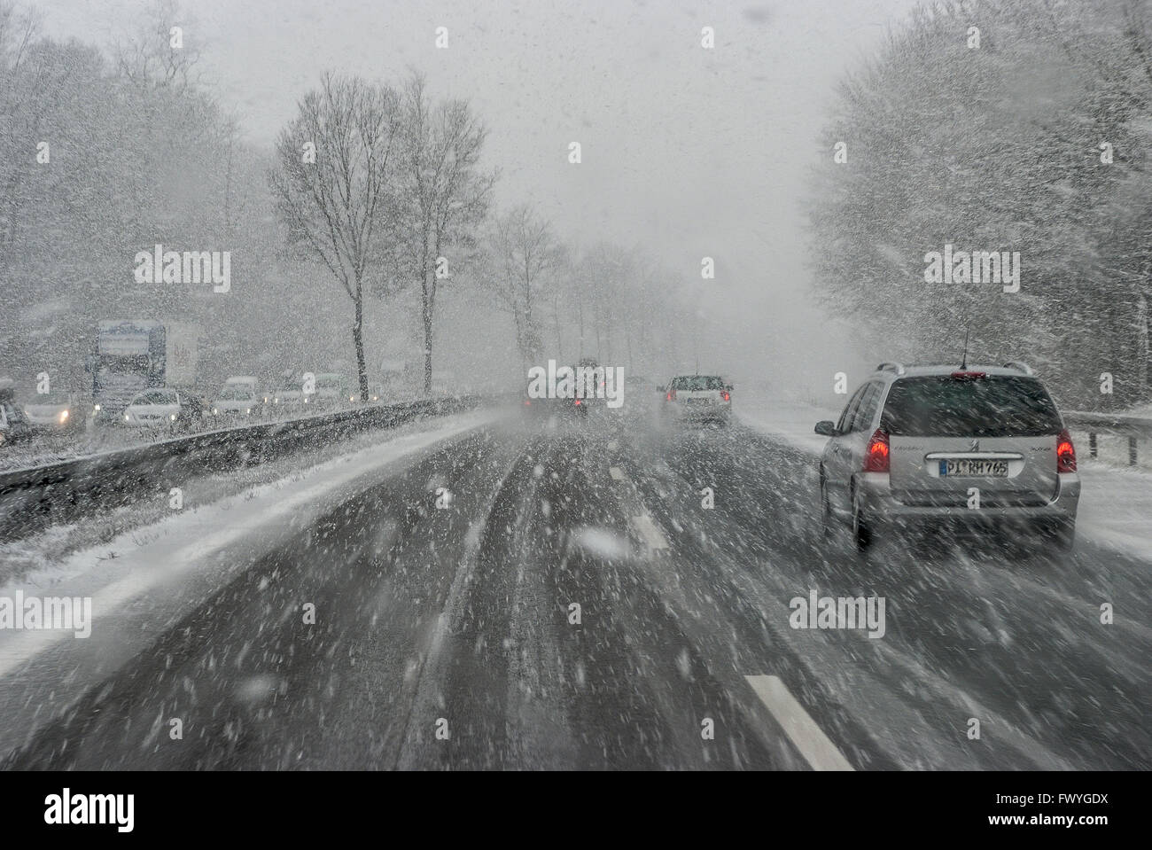 Les voitures avec des chutes de neige et de glace, de l'autoroute A7, la mauvaise visibilité, Bavière, Allemagne Banque D'Images