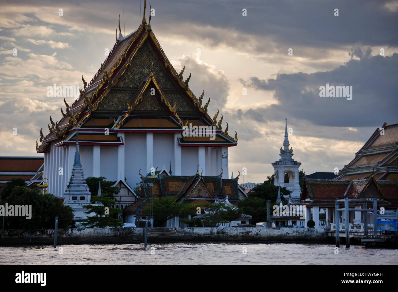 Wat Kalayanamitr le long de la rivière Chao Praya, à Bangkok, Thaïlande Banque D'Images