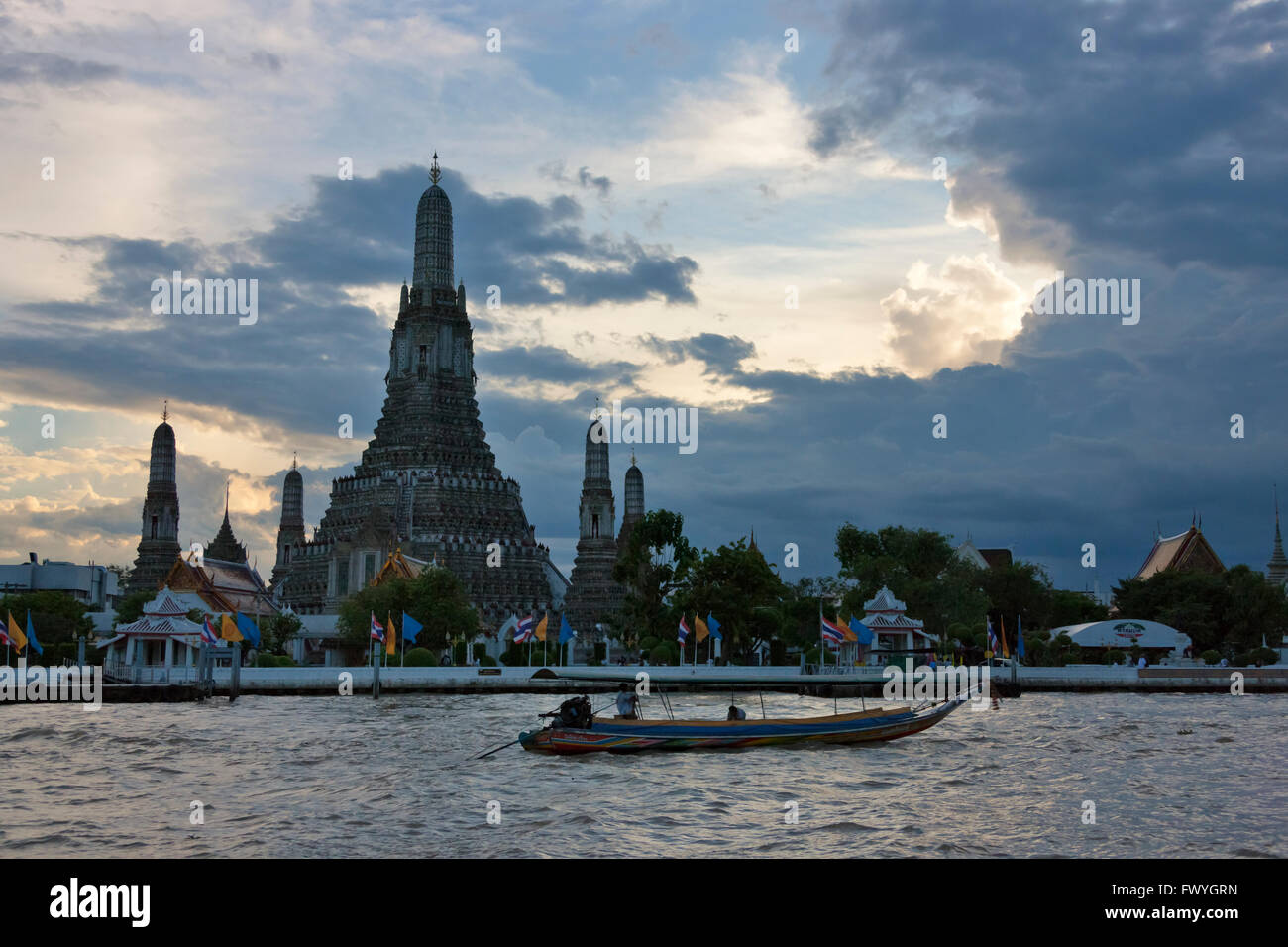 Wat Arun sur la rivière Chao Praya, à Bangkok, Thaïlande Banque D'Images