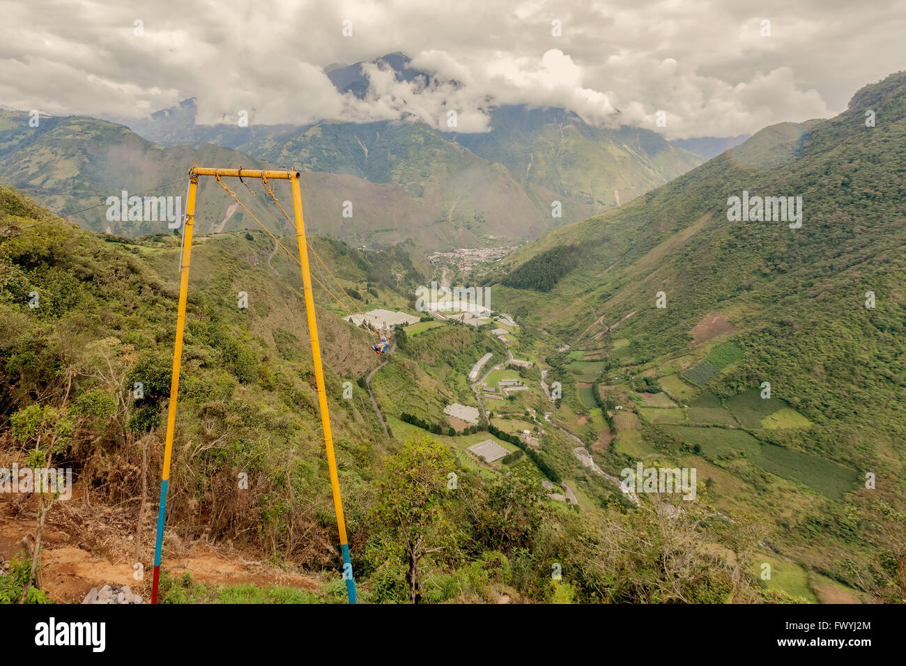 Professionnels des profils Caucasian Man Swinging sur une balançoire appelé Vol du Condor, Banos de Agua Santa, Equateur Banque D'Images