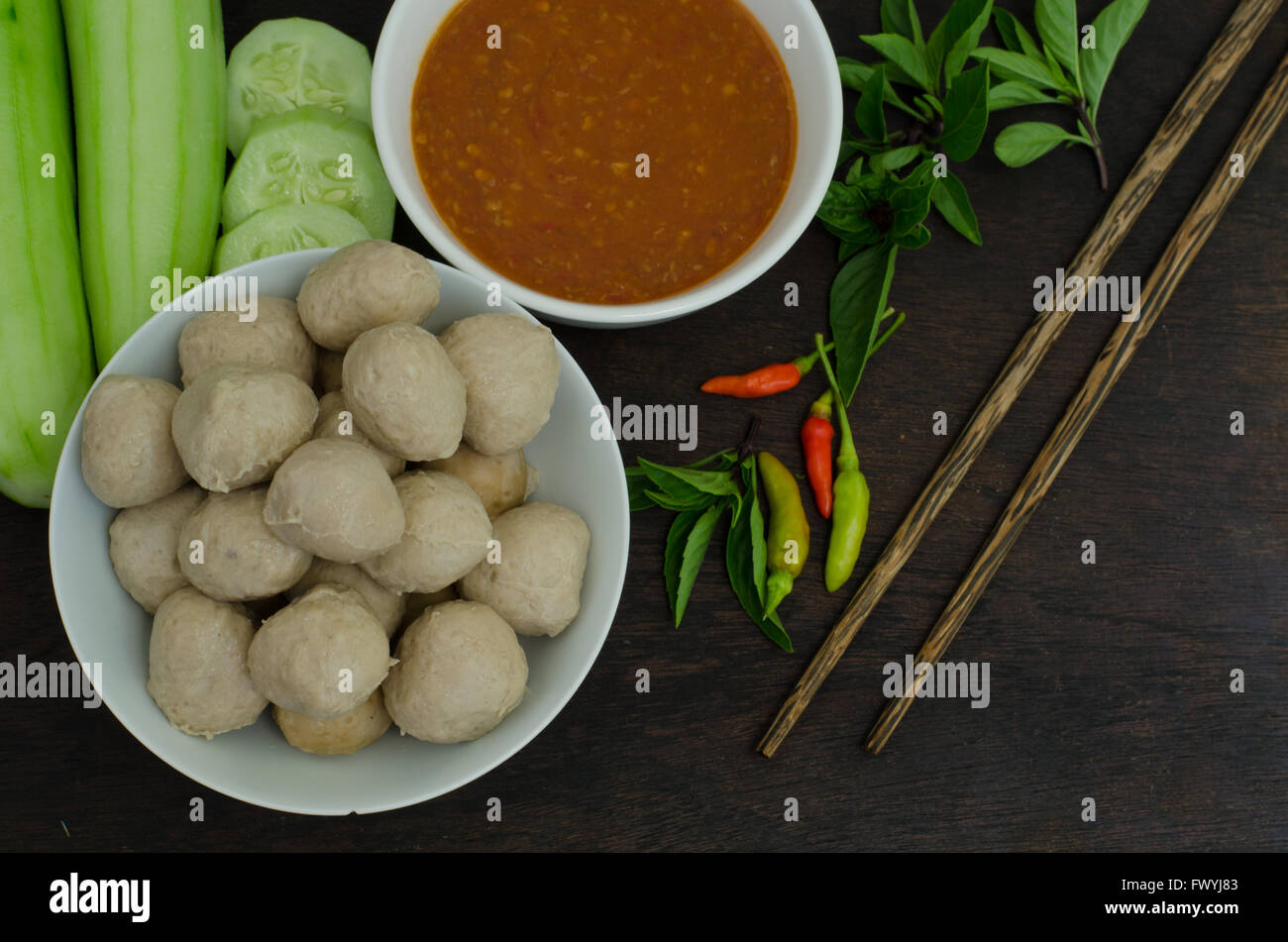 Boulettes de viande avec sauce épicée, la nourriture thaïe Banque D'Images