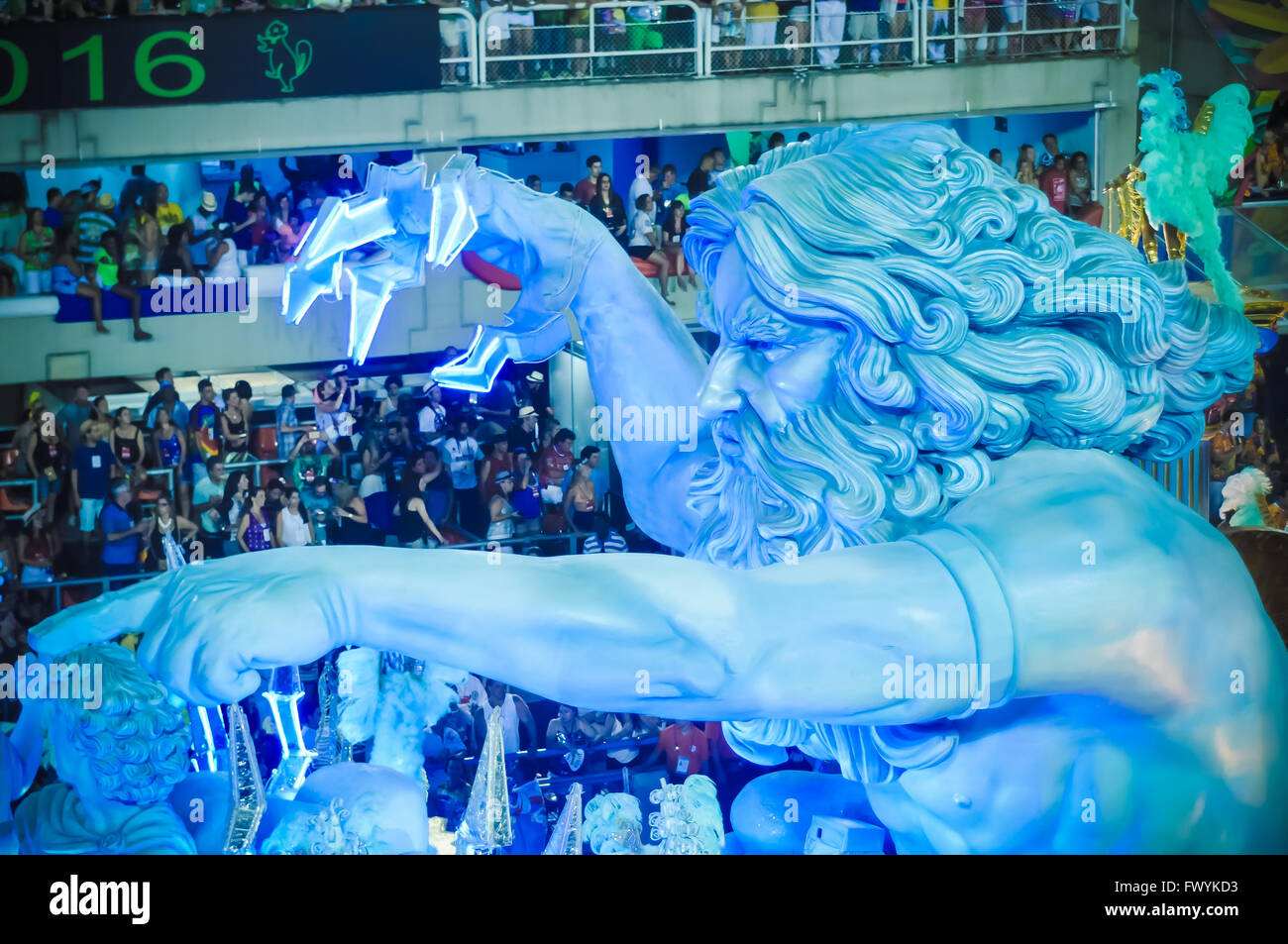 Chariot allégorique à Sambodrmo au Carnaval de Rio 2016 Banque D'Images