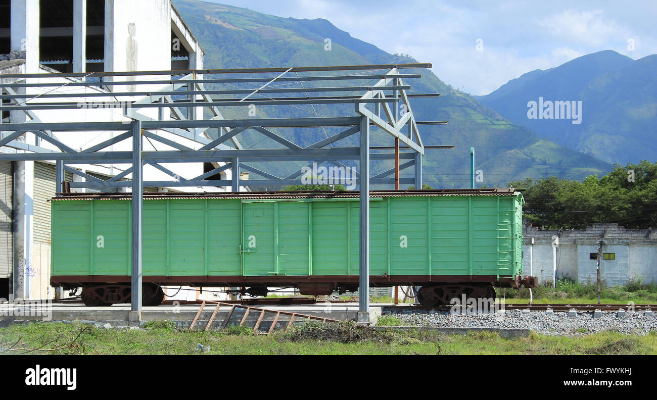 Une voiture de la catégorie verte dans un triage à Ibarra, Equateur Banque D'Images