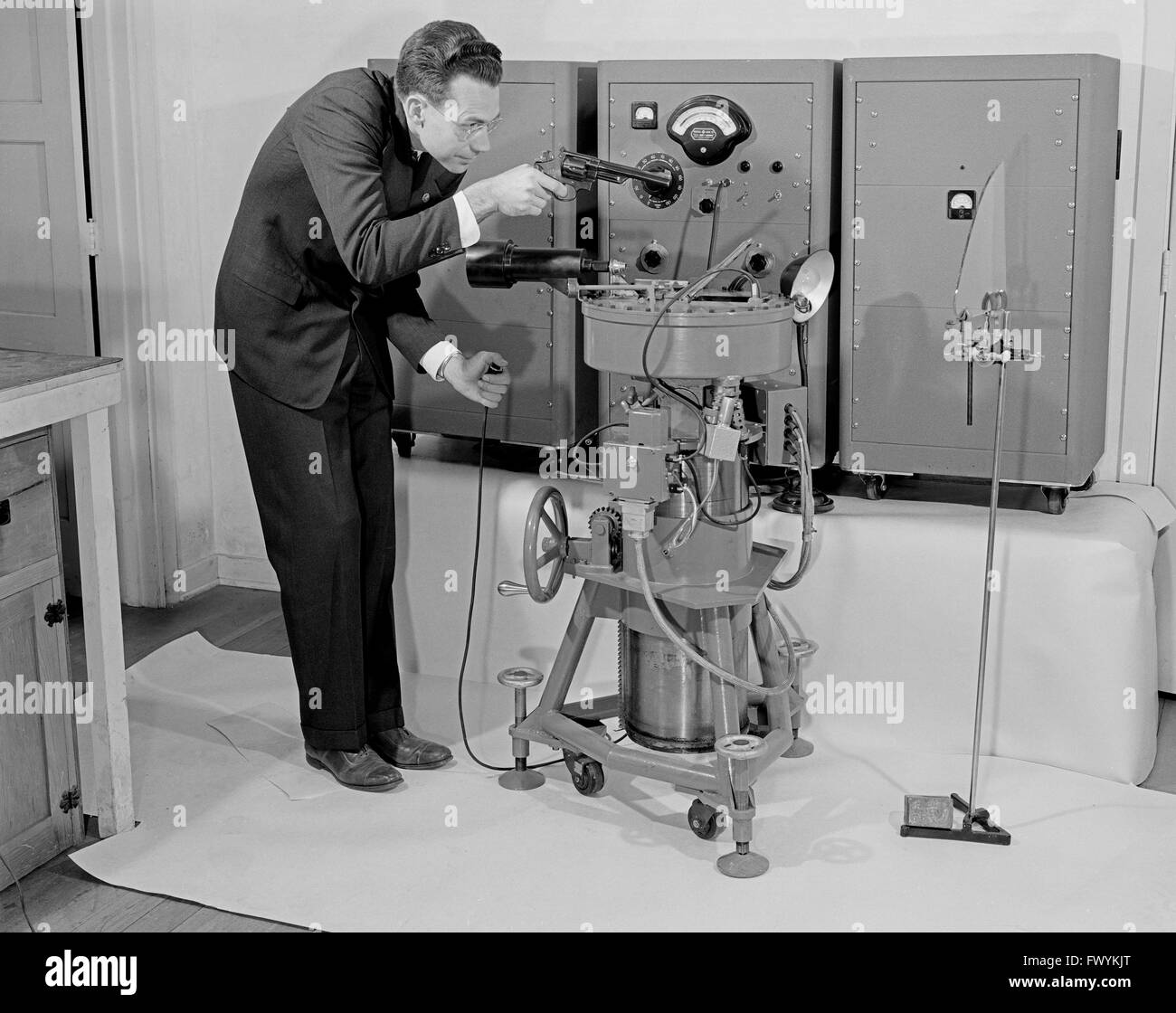 Un scientifique de la NASA R.B. Bowersox tire un pistolet dans une cellule de Kerr-obturateur électro-optique de l'appareil photo à haute vitesse capable de vitesses d'obturation jusqu'à 50 000 images par seconde sur 70 mm film au Jet Propulsion Laboratory, 16 mai 1951 à Pasadena, en Californie. Banque D'Images