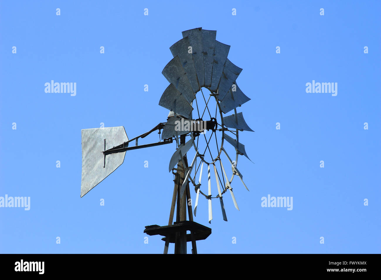 Les lames de métal et de fin sur un moulin à vent à Otavalo, Equateur Banque D'Images