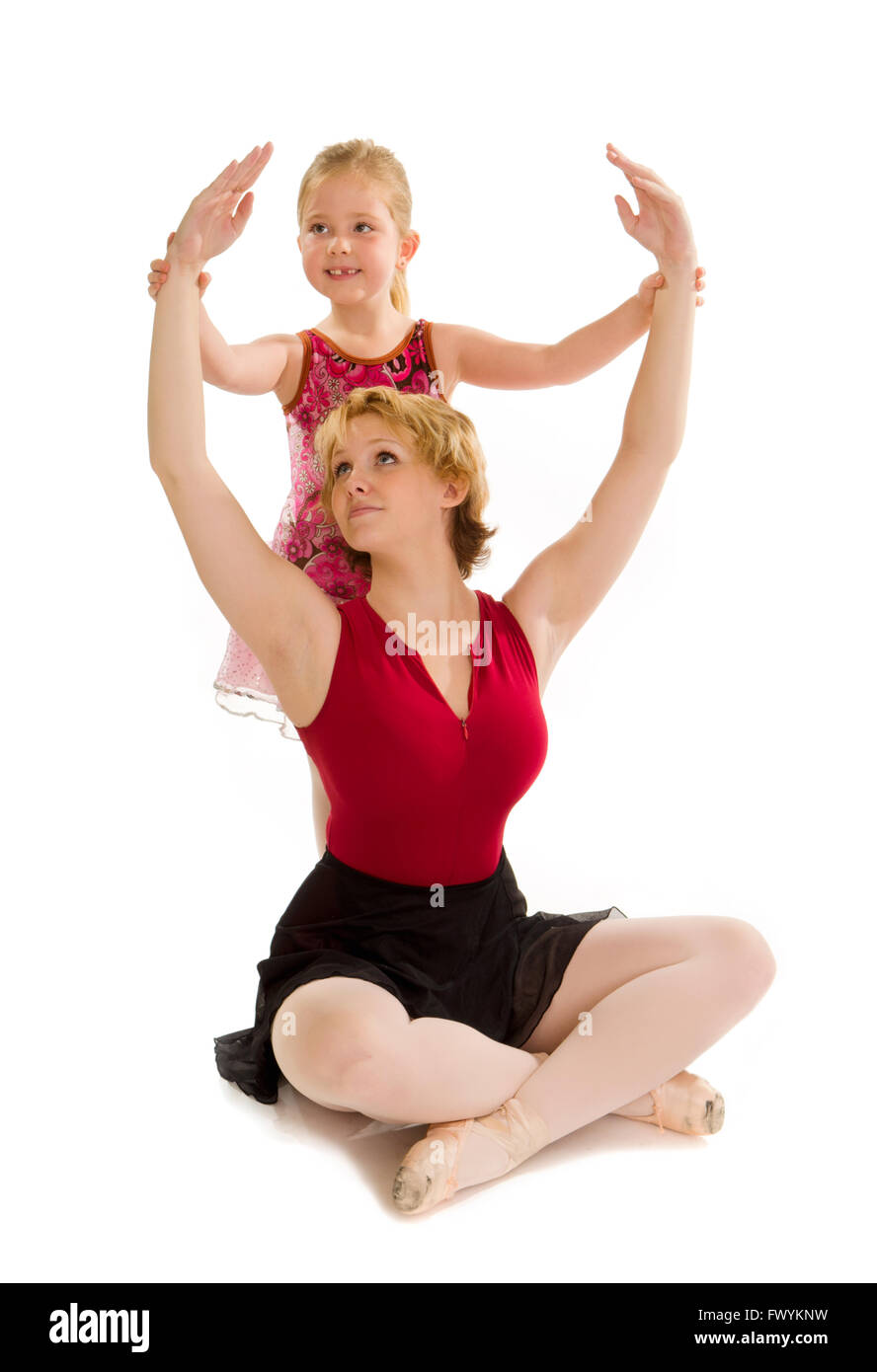 Une maman danse ballerine enseignée par son petit élève qui mains Positions Ballet Banque D'Images