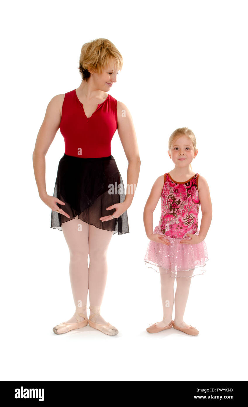 Un étudiant Ballet primaire dans une classe d'école leçon avec son professeur apprend Première position Banque D'Images
