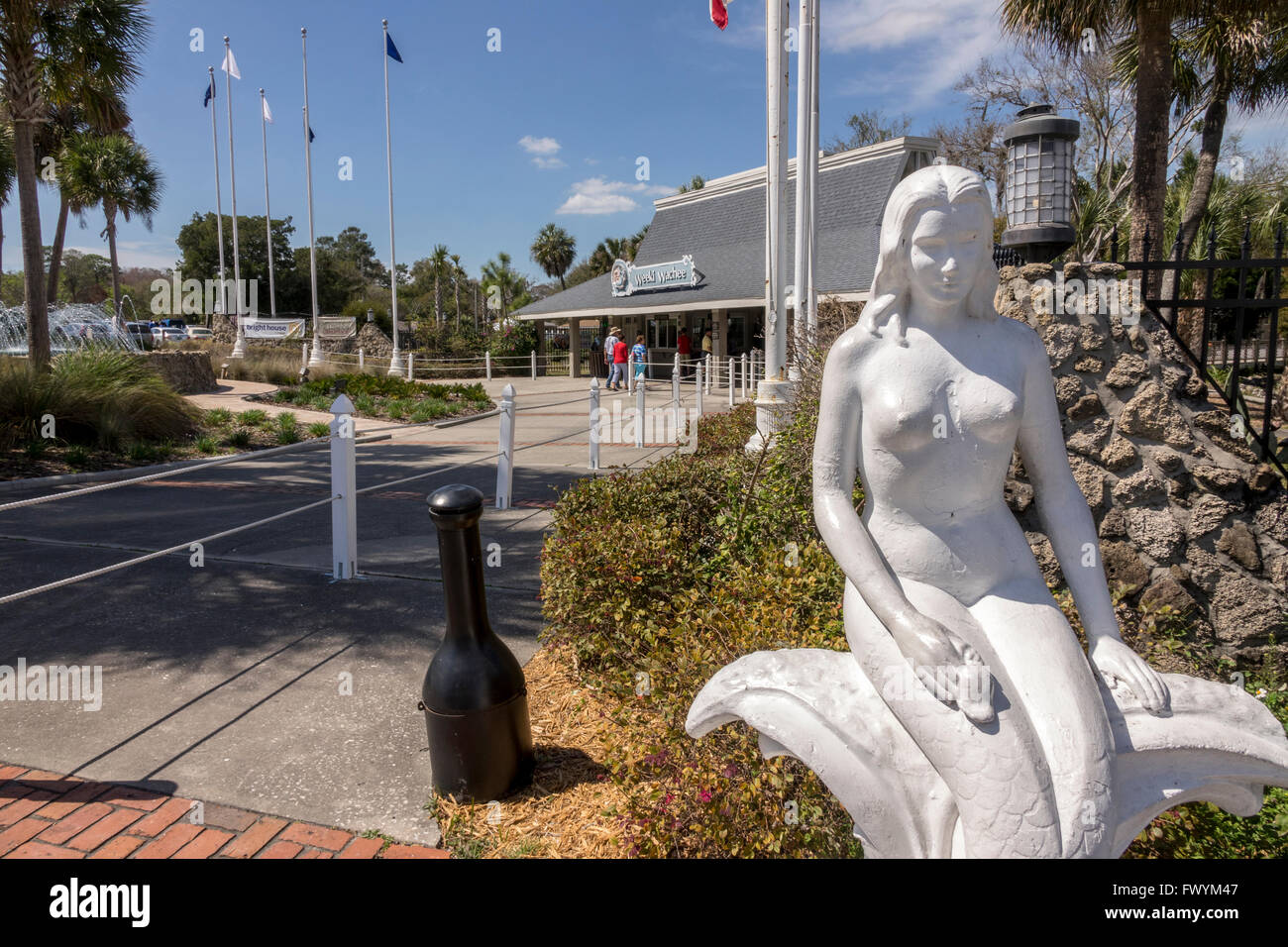 Une statue de sirène blanc Fermer jusqu'à l'entrée de la Weeki Wachee Springs State Park abrite la célèbre Sirène Show Banque D'Images