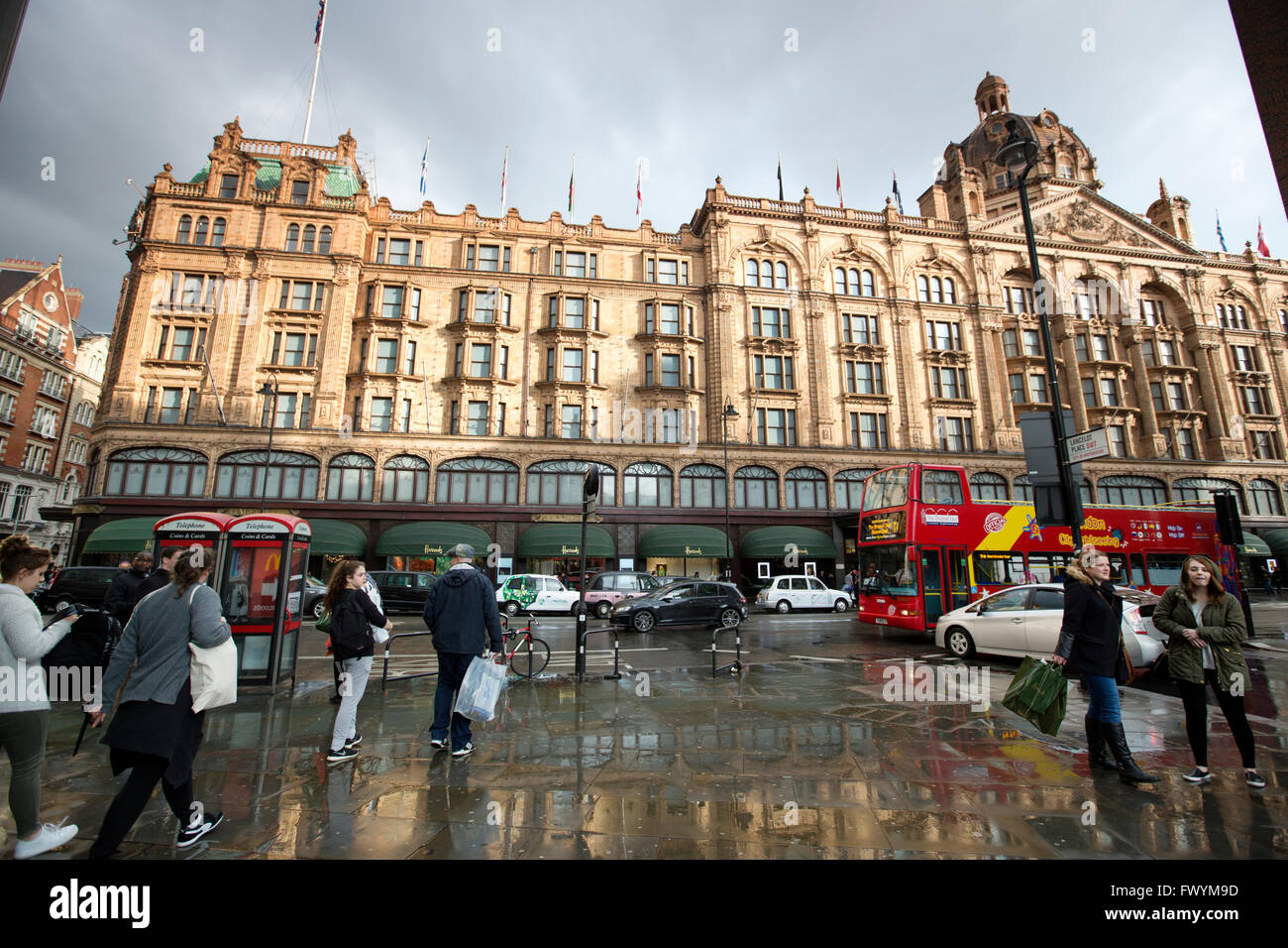 L'extérieur du magasin de luxe Harrods sur gris un jour de tempête, de Brompton Road, London, England, UK Banque D'Images