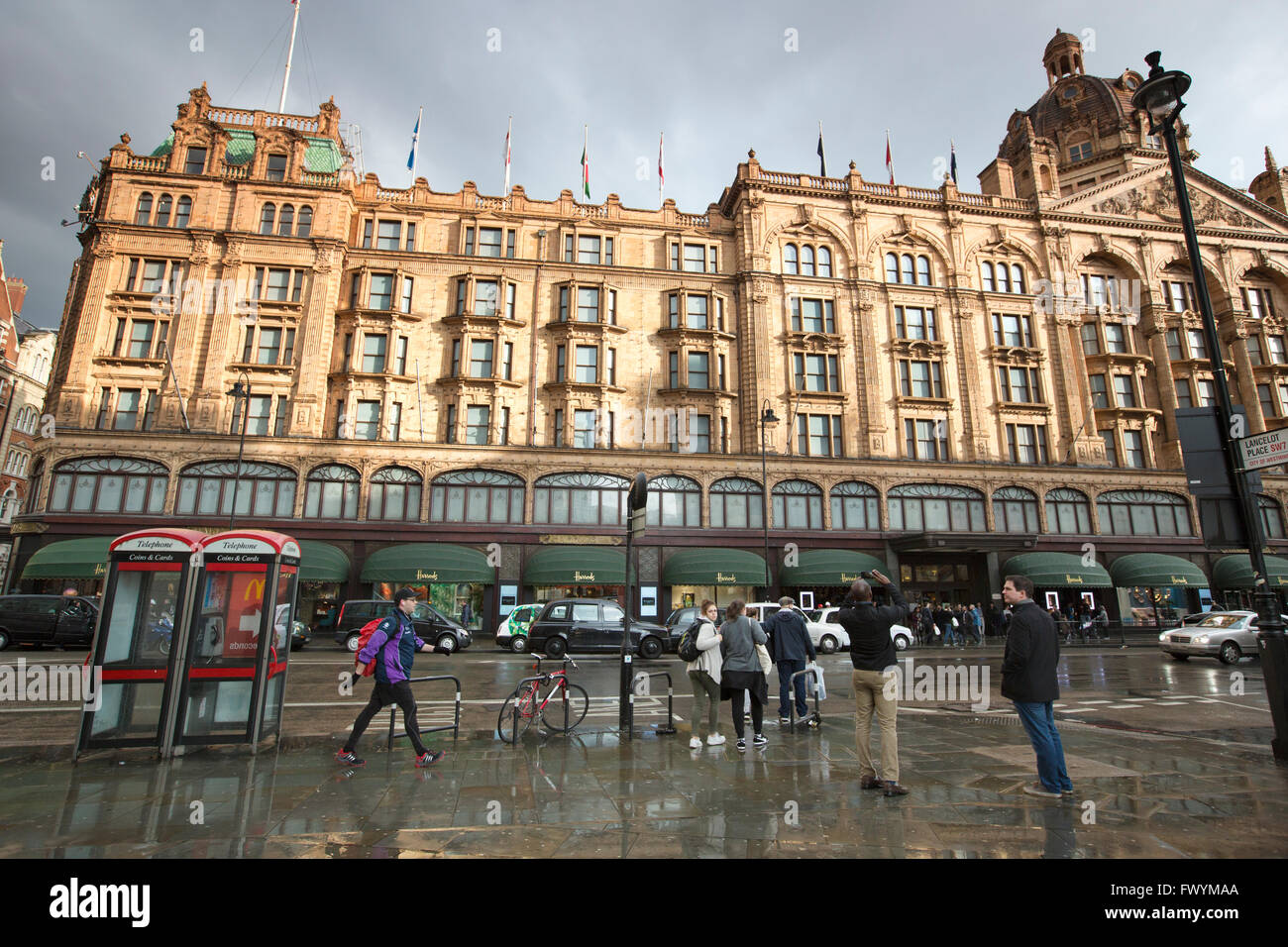 L'extérieur du magasin de luxe Harrods sur gris un jour de tempête, de Brompton Road, London, England, UK Banque D'Images
