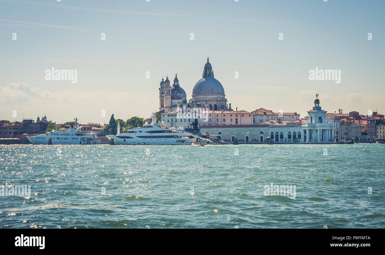 Décor vénitien. Vue d'un bus de l'eau. Banque D'Images