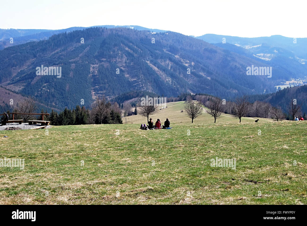 Emploi en comptabilite a marché reposant sur prairie avec panorama de montagnes s'étend près de Penzion Kamenity au printemps Moravskoslezske Beskydes Banque D'Images