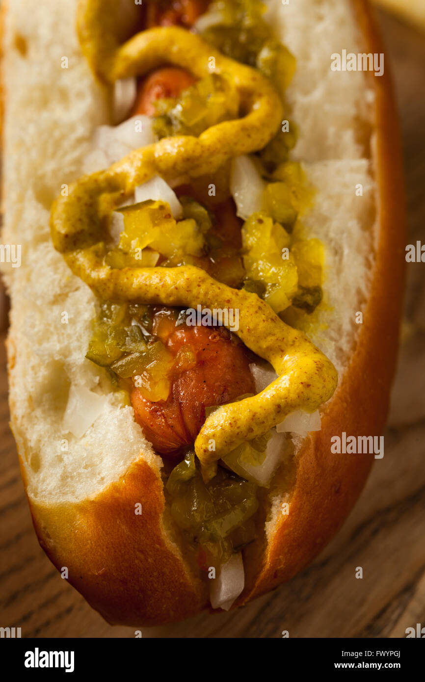 Grillé en bonne santé Turquie Hot Dog avec de la moutarde et des oignons Banque D'Images