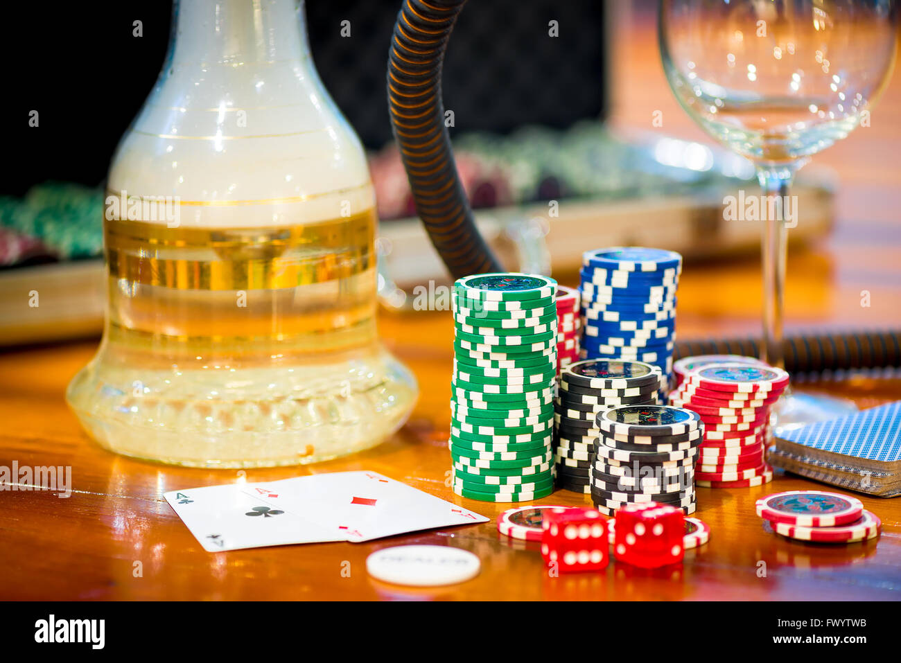 Une pile de jetons pour jouer au poker et deux as Banque D'Images