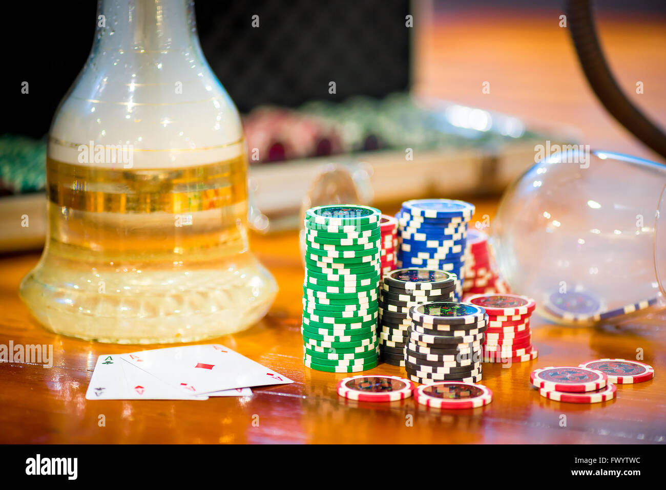 Jetons pour le poker et le narguilé sur la table Banque D'Images