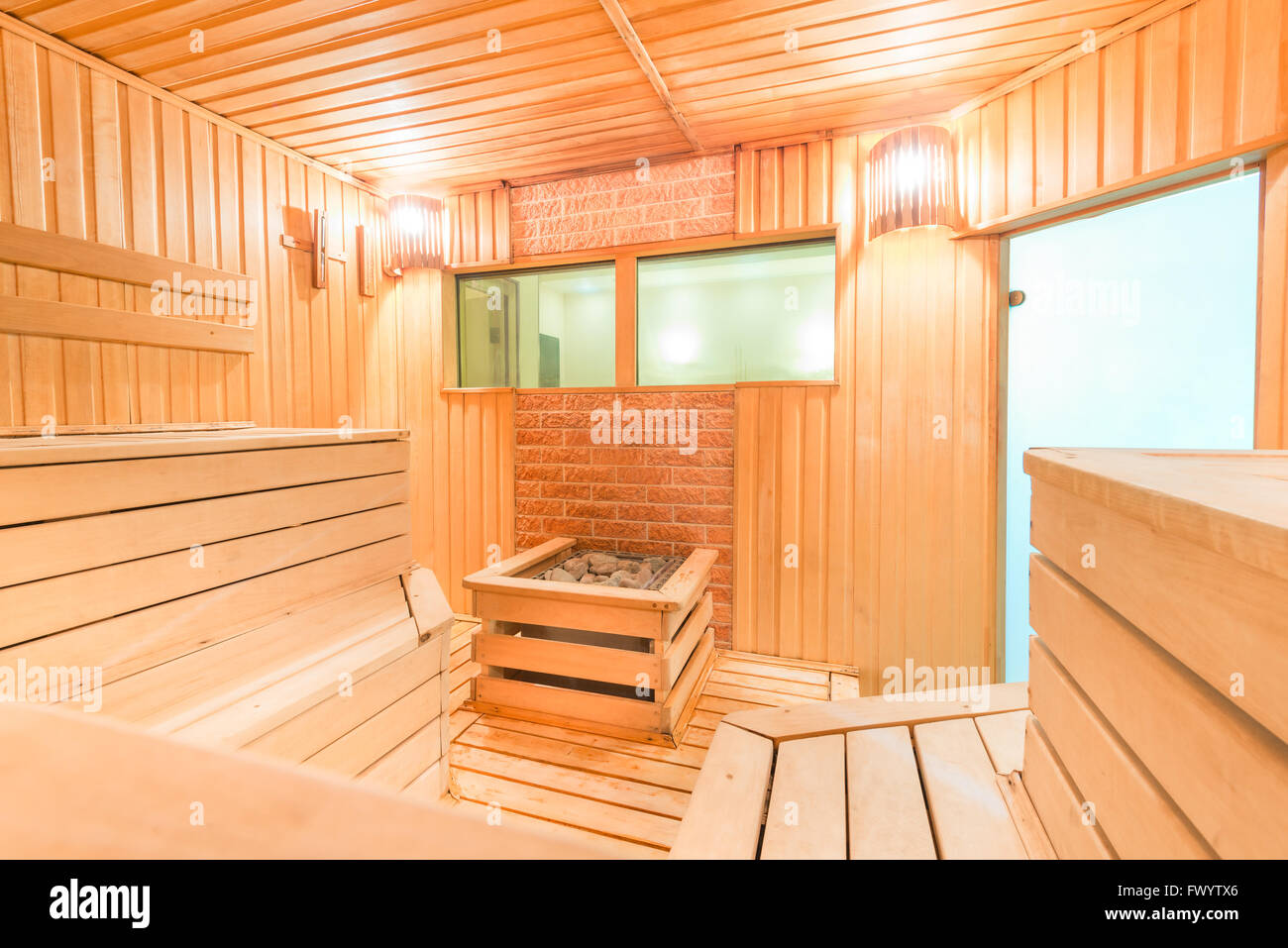 Hammam Sauna Finlandais en bois avec des pierres Banque D'Images