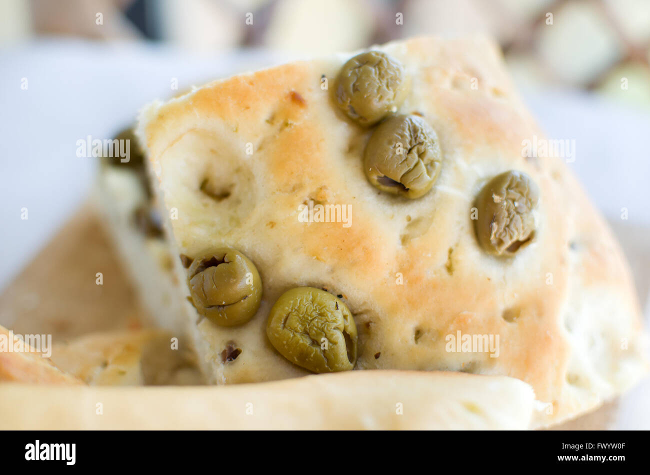 Focaccia italie pain plat cuit au four télévision gros plan olives pain italien genovese ligure Banque D'Images