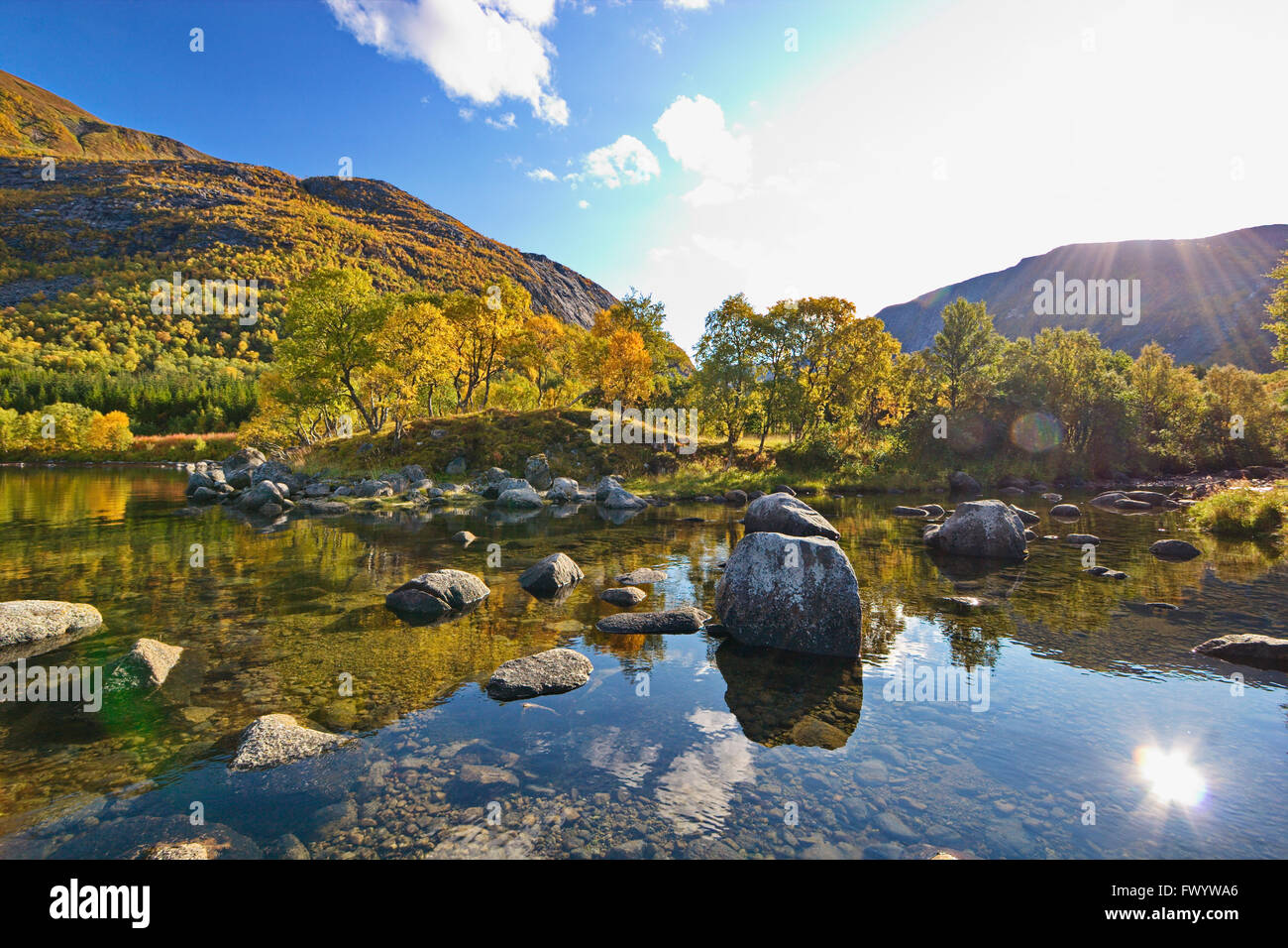 Austerfjorden Revsves Hinnøya près de sur l'île du nord de la Norvège sur une belle journée d'automne. Banque D'Images