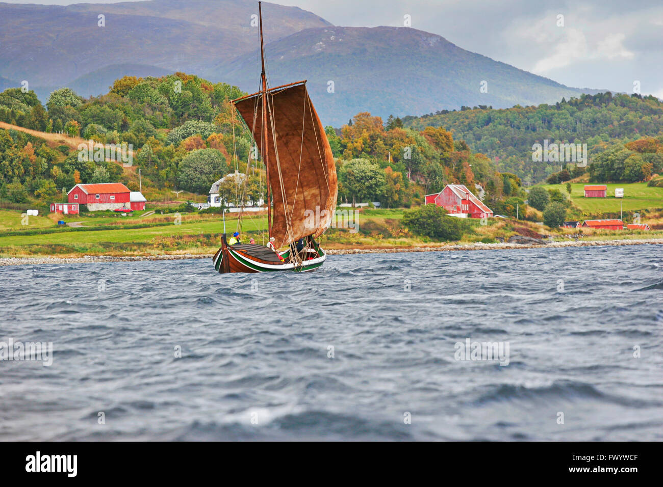 Un bateau traditionnel en bois Nordland est la voile sur Ofotfjorden dans  le nord de la Norvège Photo Stock - Alamy