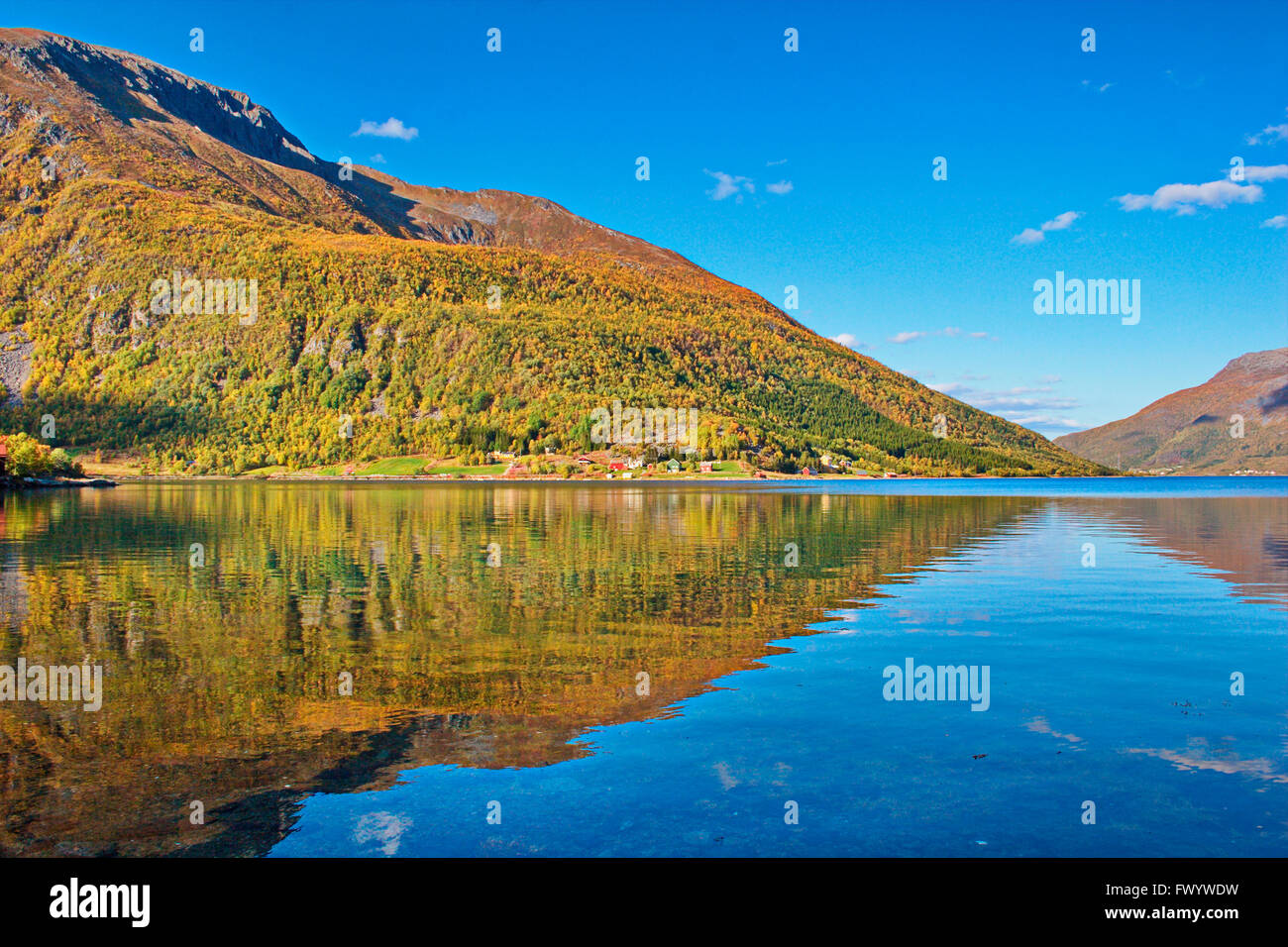 Austerfjorden Revsves Hinnøya près de sur l'île du nord de la Norvège sur une belle journée d'automne. Banque D'Images