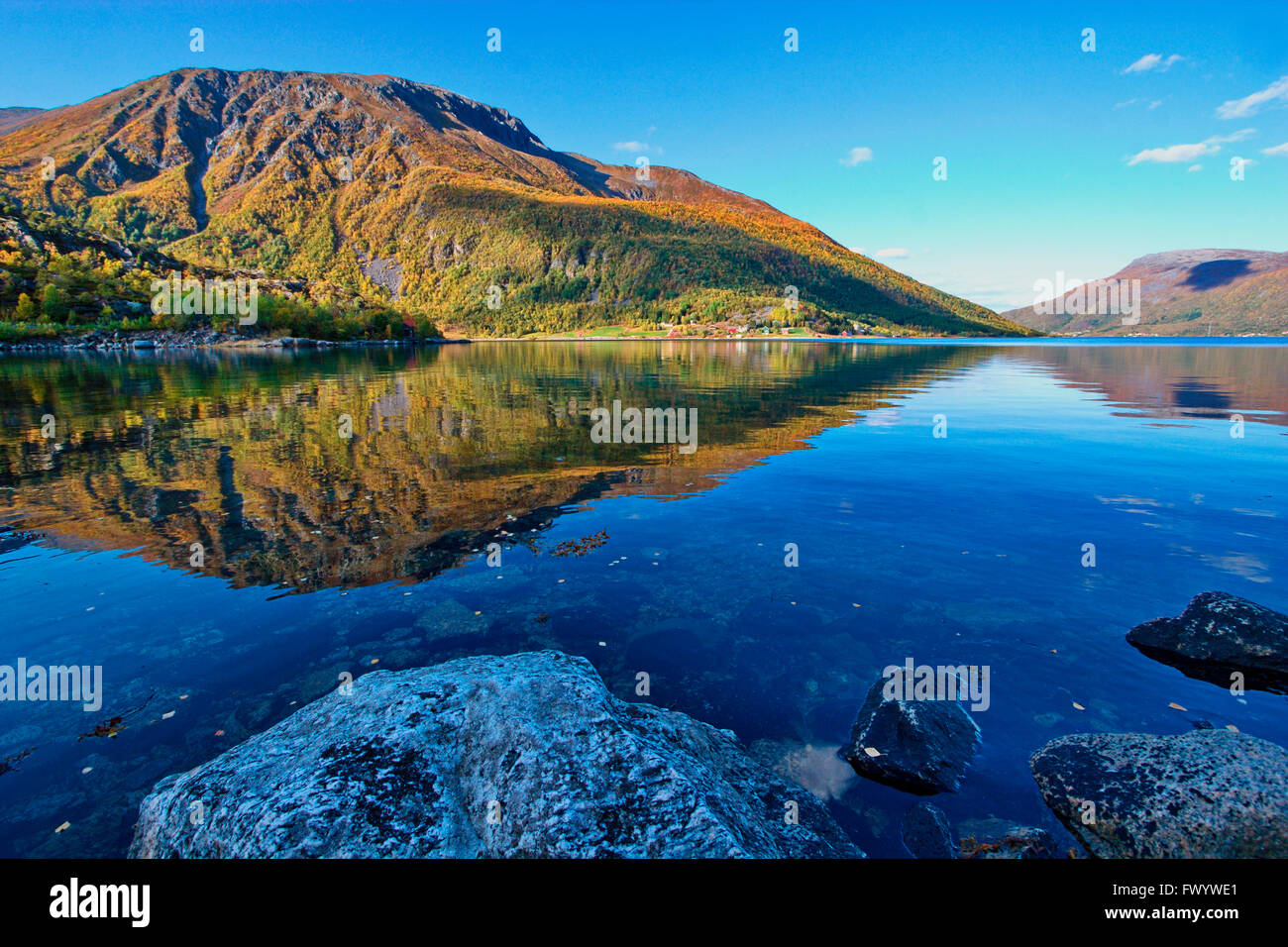 Austerfjorden Revsves Hinnøya près de sur l'île du nord de la Norvège sur une belle journée d'automne. Banque D'Images