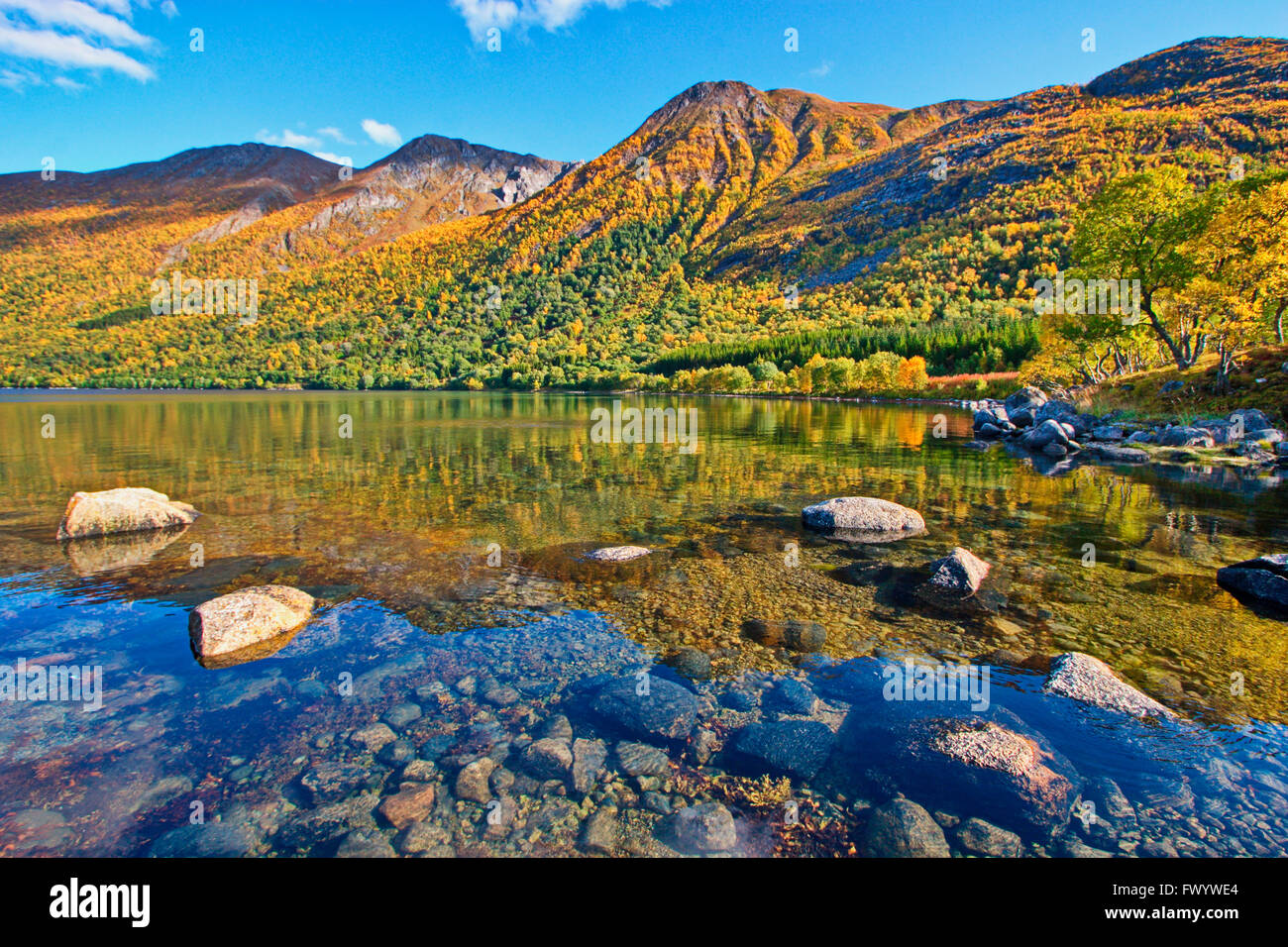 Austerfjorden Revsves Hinnøya près de sur l'île du nord de la Norvège sur une belle journée d'automne. Banque D'Images