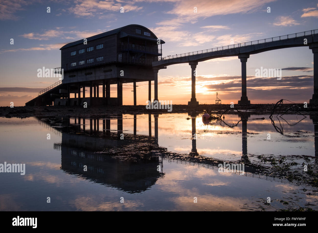 Lever du soleil à la station de sauvetage de la RNLI à Bembridge sur l'île de Wight Banque D'Images