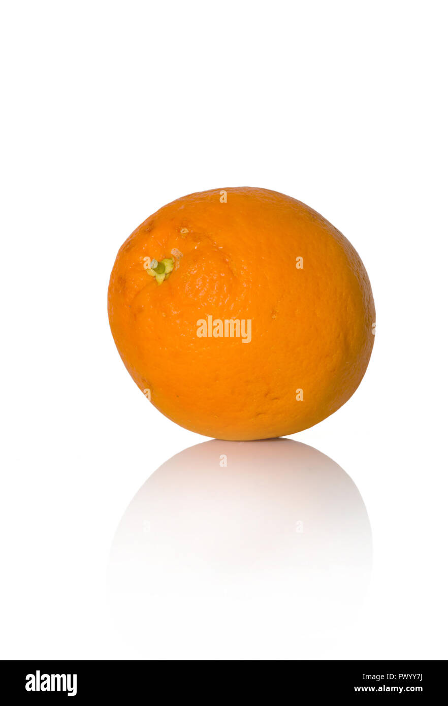 Une orange isolé sur fond blanc et de réflexion. Banque D'Images