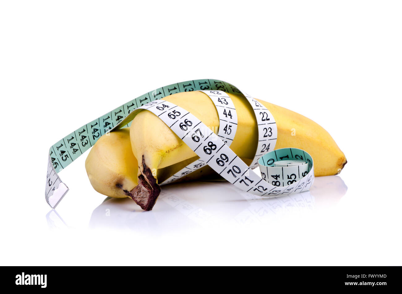 Concept de style de vie sain - deux bananes avec ruban à mesurer. Banque D'Images