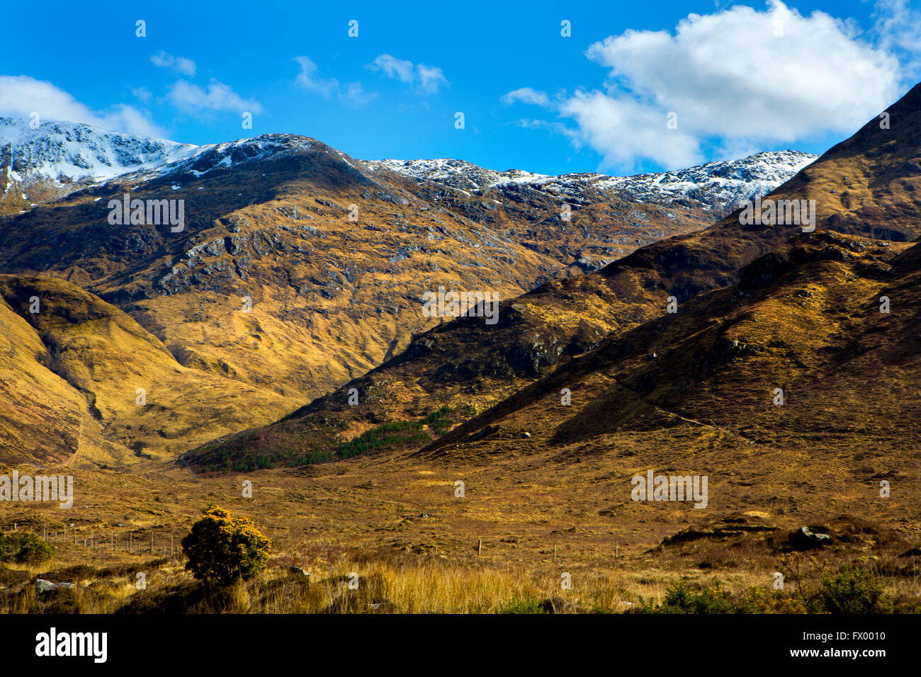Les creux dans les montagnes de l'Ecosse, près de Fort William, avec les montagnes enneigées. Banque D'Images