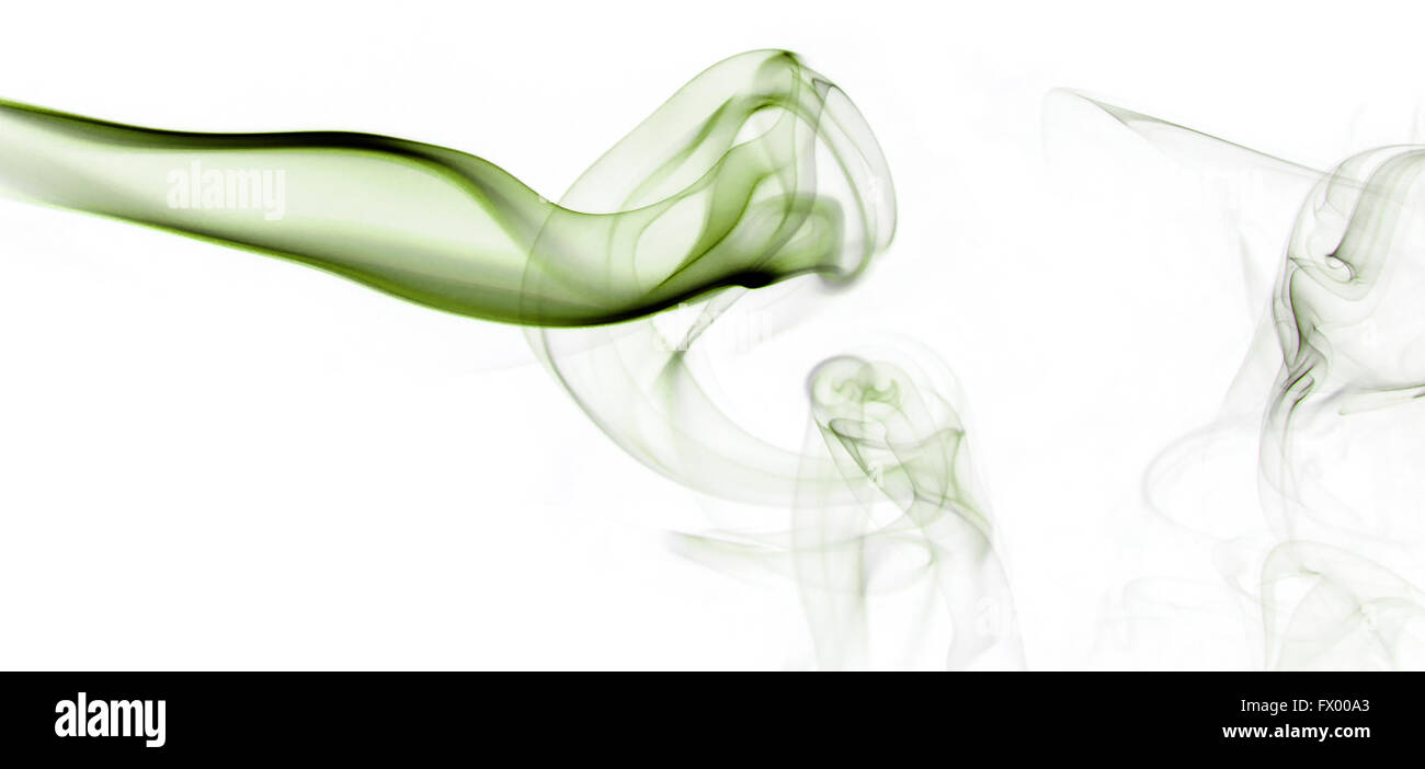 La fumée parfumeront vert sur fond blanc avec de l'espace libre pour votre texte. Banque D'Images