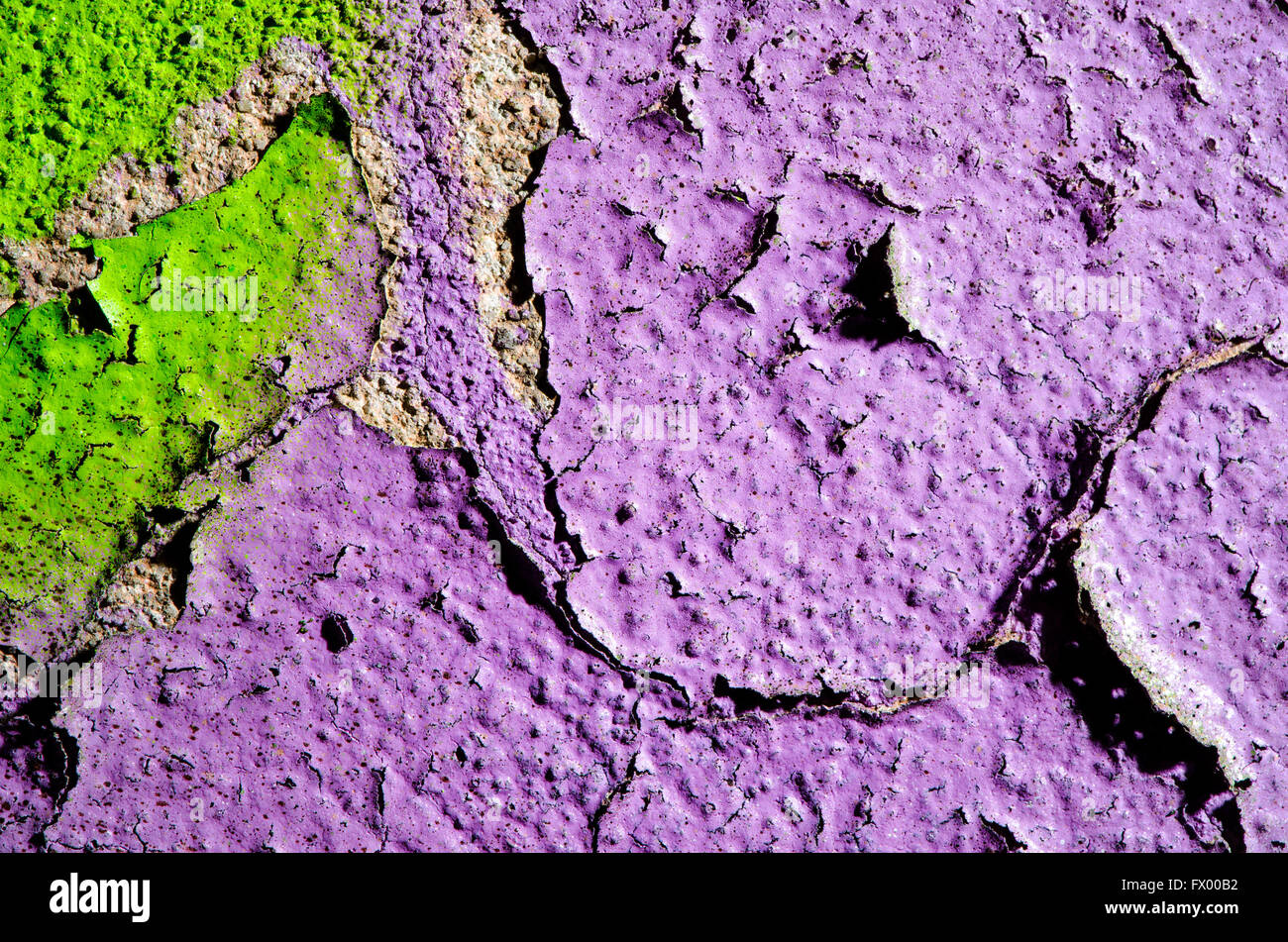 Close-up de texture craquelé violet vert mur. Banque D'Images