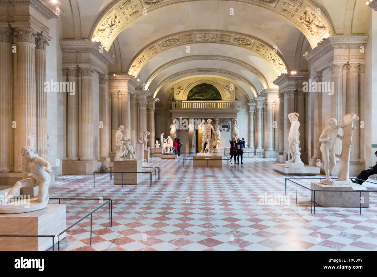 Salle des Caryatides, une chambre dans l'aile Sully du musée du Louvre. Cette chambre abrite des répliques de Romain disparu des statues grecques. Banque D'Images