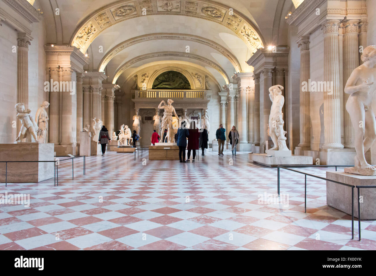Salle des Caryatides, une chambre dans l'aile Sully du musée du Louvre. Cette chambre abrite des répliques de Romain disparu des statues grecques. Banque D'Images