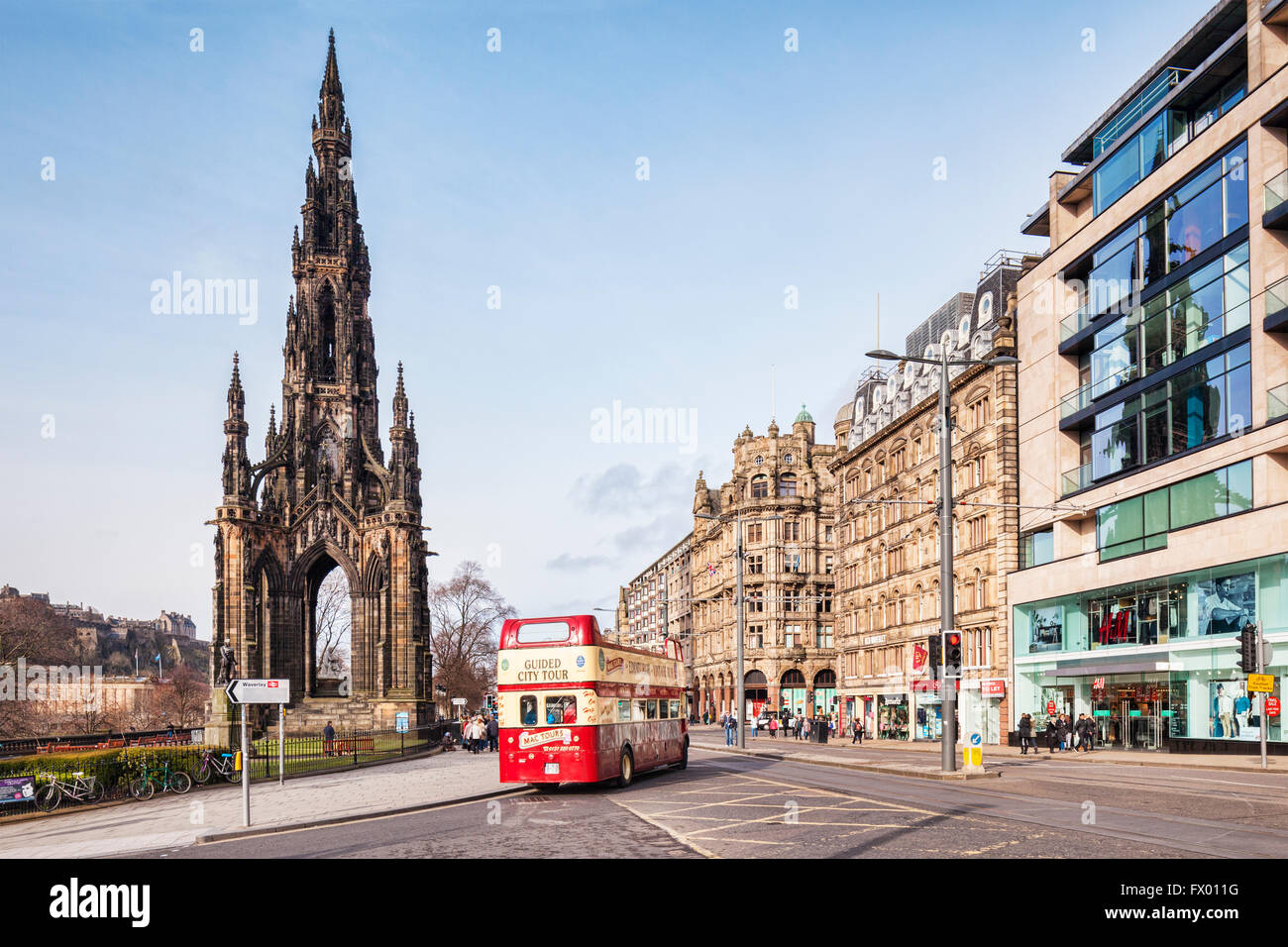 Scott Memorial et un vintage tour bus de Princes Street, Édimbourg, Écosse, Royaume-Uni Banque D'Images