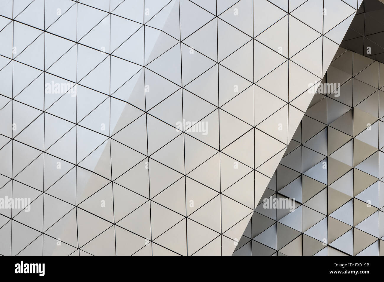 Abstract close-up view of modern façade ventilée de triangles en aluminium Banque D'Images