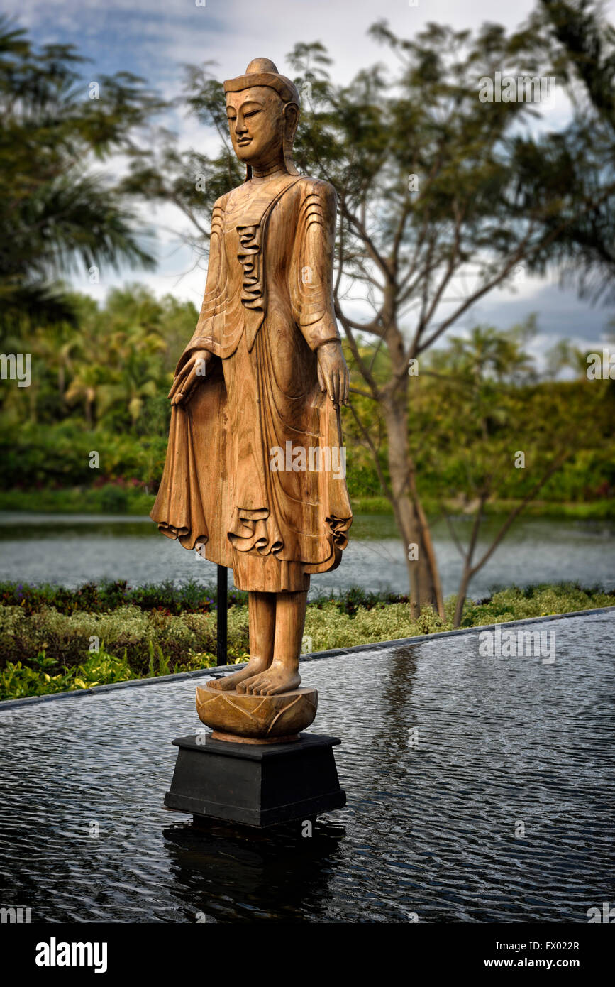 Statue en bois d'une femme asiatique en vêtements traditionnels sur un  ensemble Photo Stock - Alamy