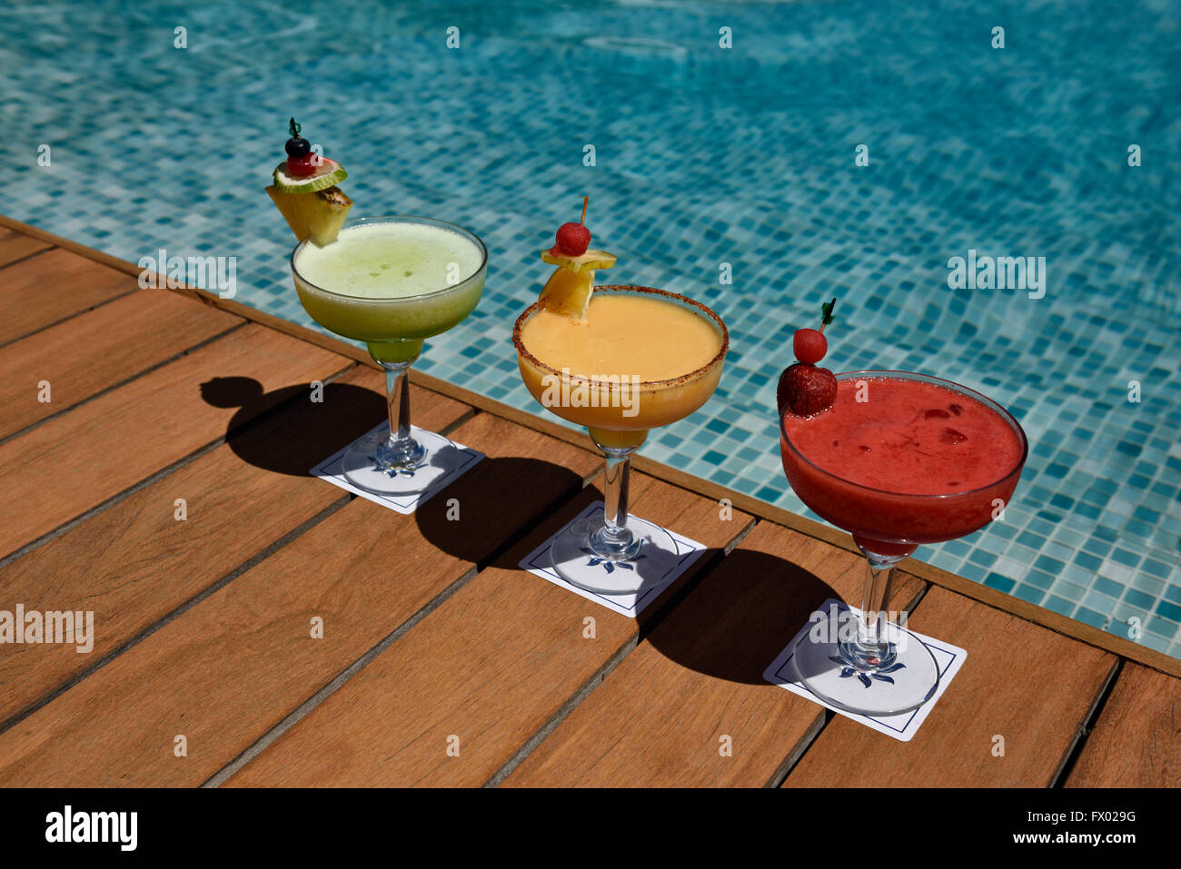 Trois boissons alcoolisées colorées sur une terrasse à côté d'une piscine à Nuevo Vallarta, Mexique Banque D'Images