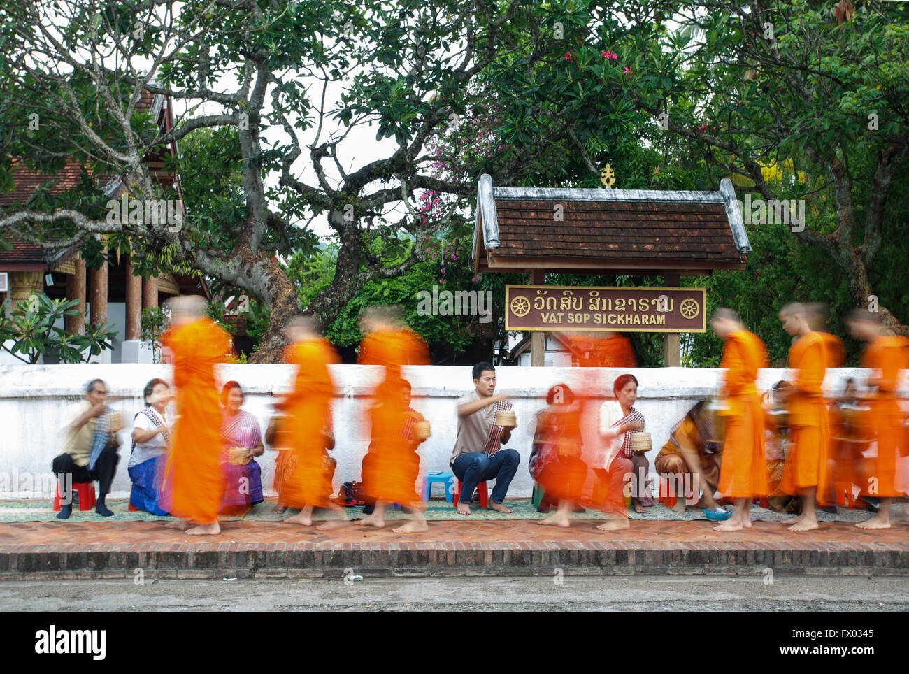 République démocratique populaire du Laos, Luang Prabang - 9 mai : l'aumône aux moines bouddhistes dans la rue, Luang Prabang, 9 M Banque D'Images