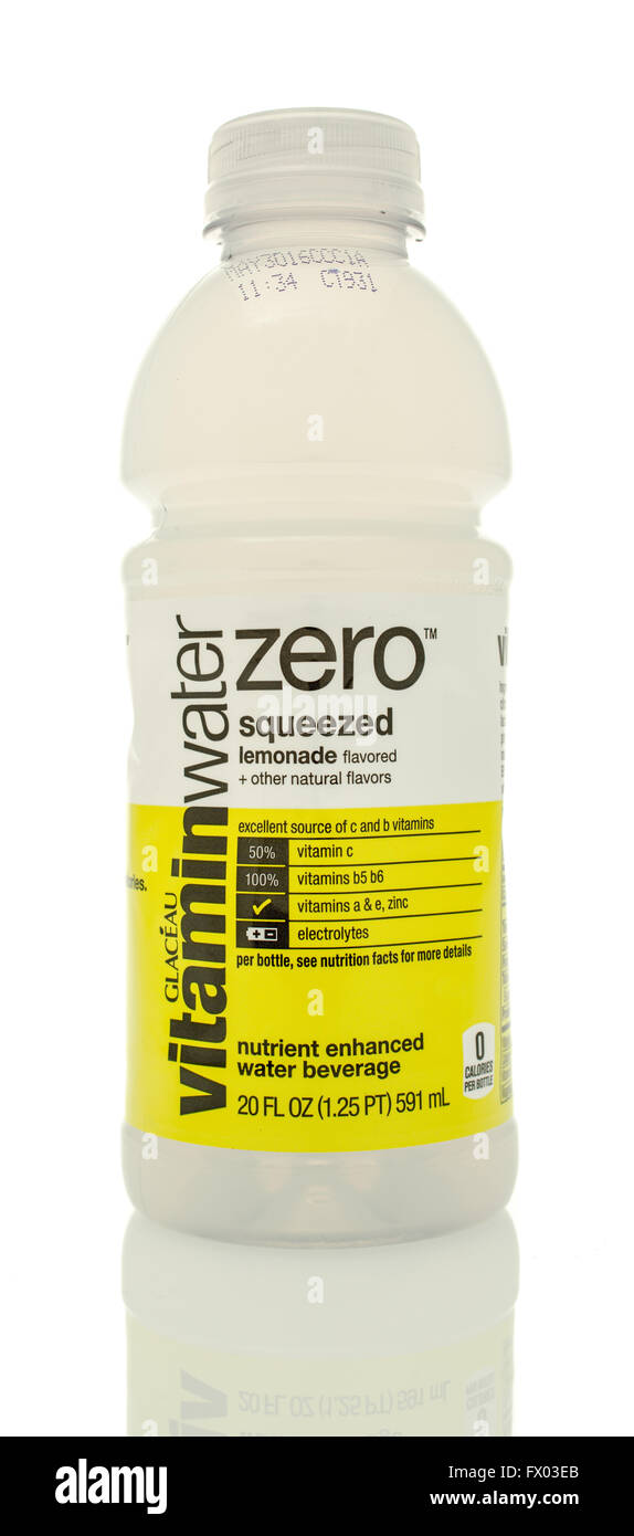 Winneconne, WI - 14 Jan 2016 : Bouteille de vitamine de l'eau dans la limonade pressé saveur. Banque D'Images