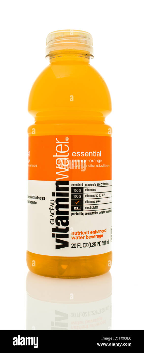 Winneconne, WI - 14 Jan 2016 : Bouteille de l'eau de vitamine dans l'arôme orange. Banque D'Images